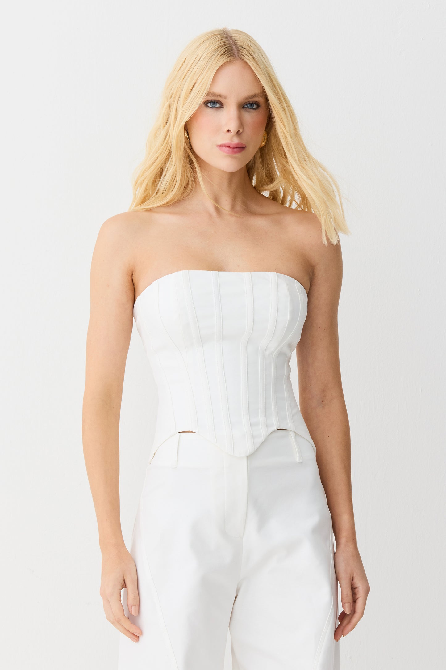 CROPPED TOMARA QUE CAIA COM RECORTE NA  BARRA E BARBATANAS OFF WHITE