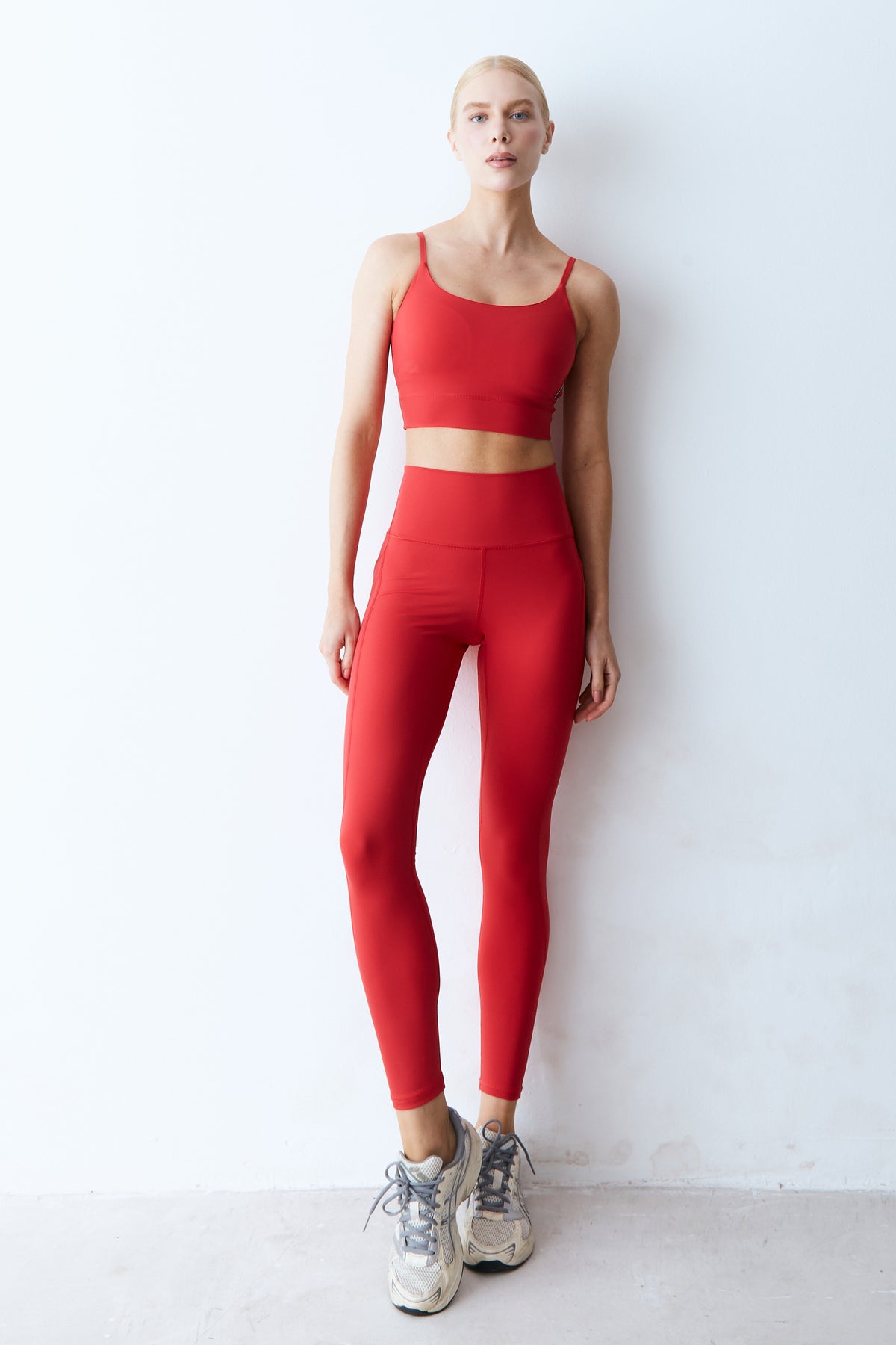 TOP DE ALCA FINAS E AJUSTE BAIXO BUSTO VERMELHO