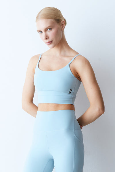 TOP DE ALCA FINAS E AJUSTE BAIXO BUSTO AZUL CLARO