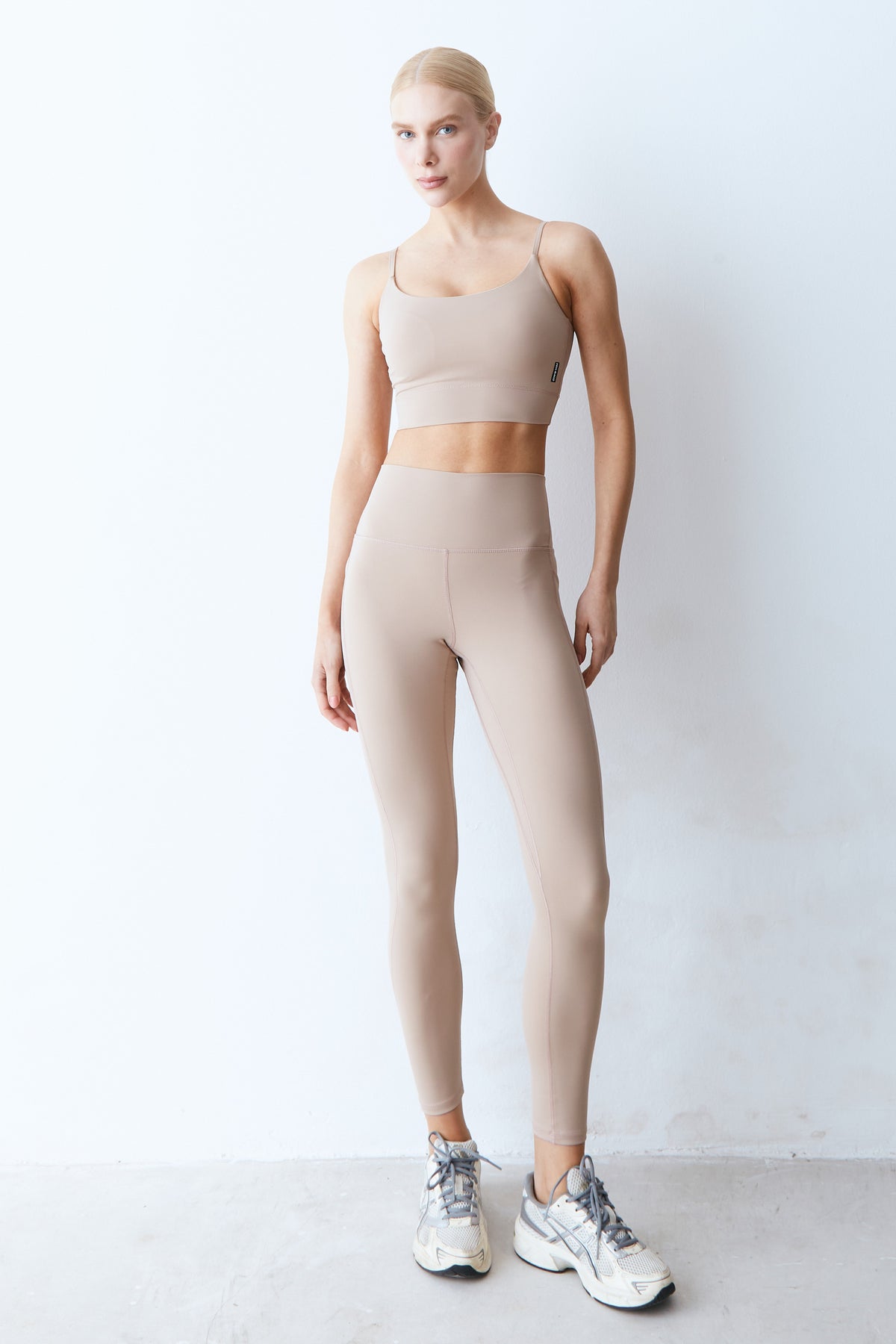 TOP DE ALCA FINAS E AJUSTE BAIXO BUSTO KAKI