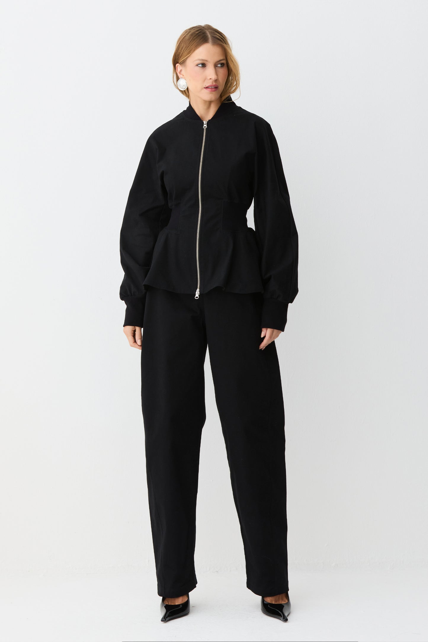 JAQUETA MANGA LONGA COM ZIPER DE METAL PEPLUM ACINTURADA PRETO