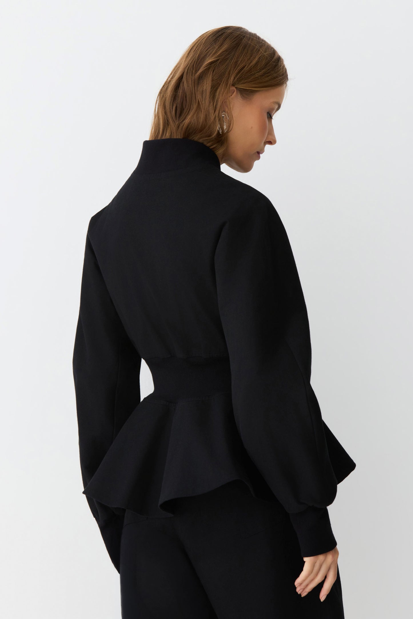 JAQUETA MANGA LONGA COM ZIPER DE METAL PEPLUM ACINTURADA PRETO