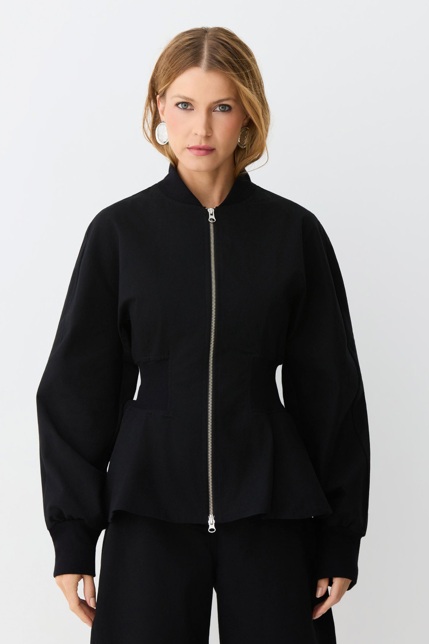 JAQUETA MANGA LONGA COM ZIPER DE METAL PEPLUM ACINTURADA PRETO