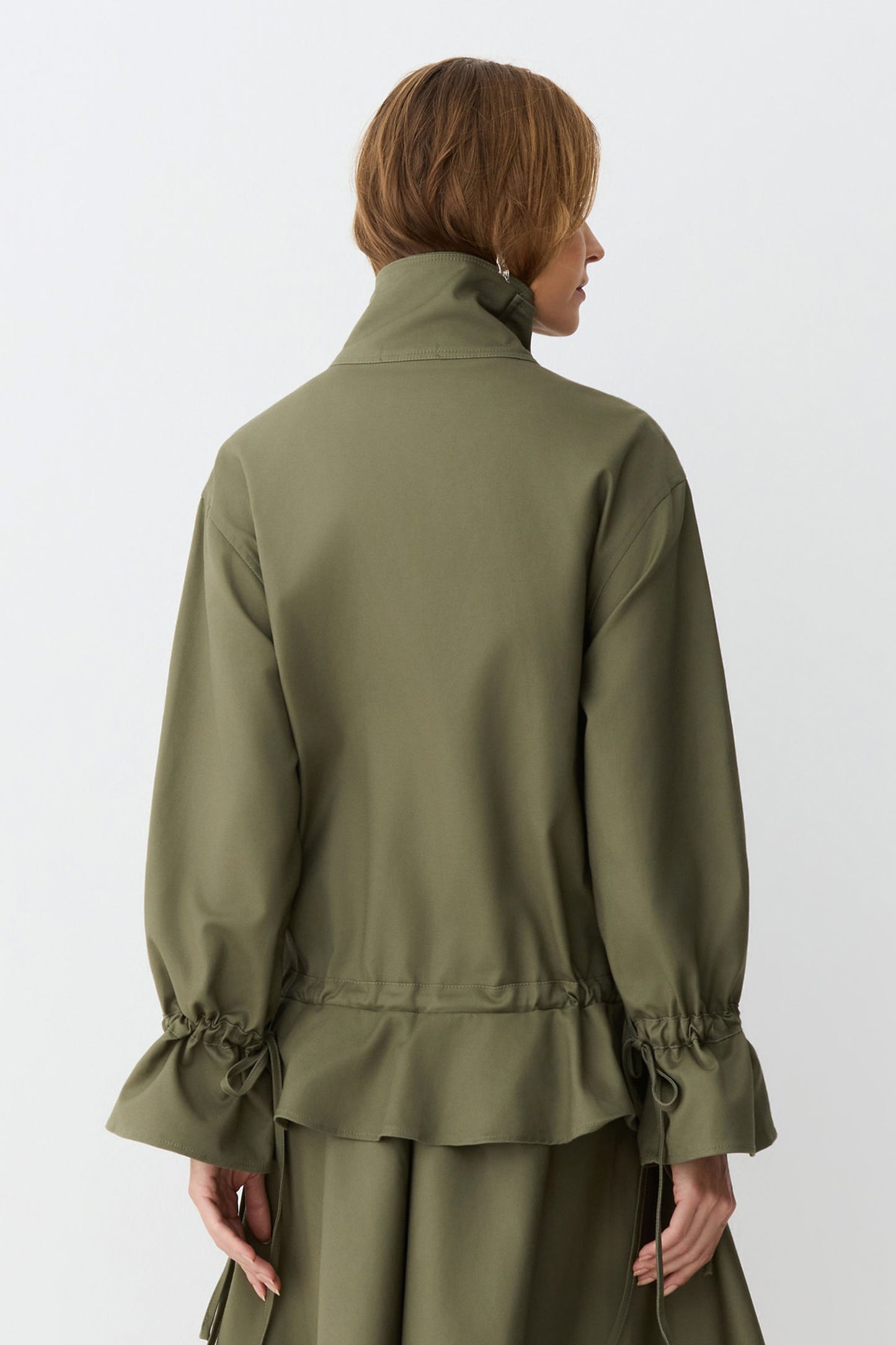CASACO MANGA LONGA COM BOLSOS MANGA E CINTURA AJUSTAVEIS VERDE MILITAR