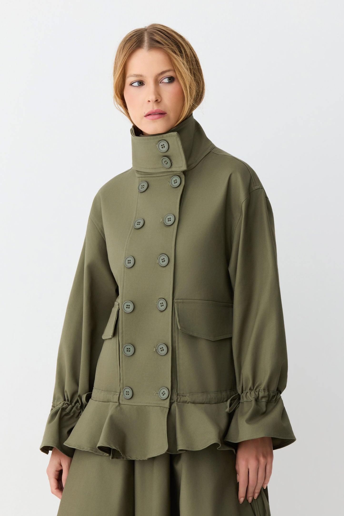 CASACO MANGA LONGA COM BOLSOS MANGA E CINTURA AJUSTAVEIS VERDE MILITAR