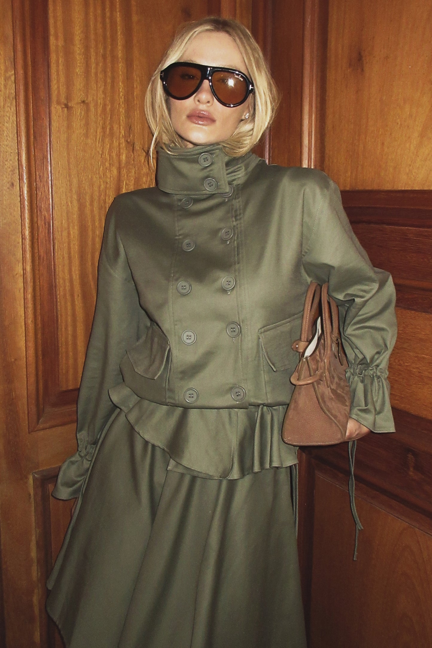 CASACO MANGA LONGA COM BOLSOS MANGA E CINTURA AJUSTAVEIS VERDE MILITAR