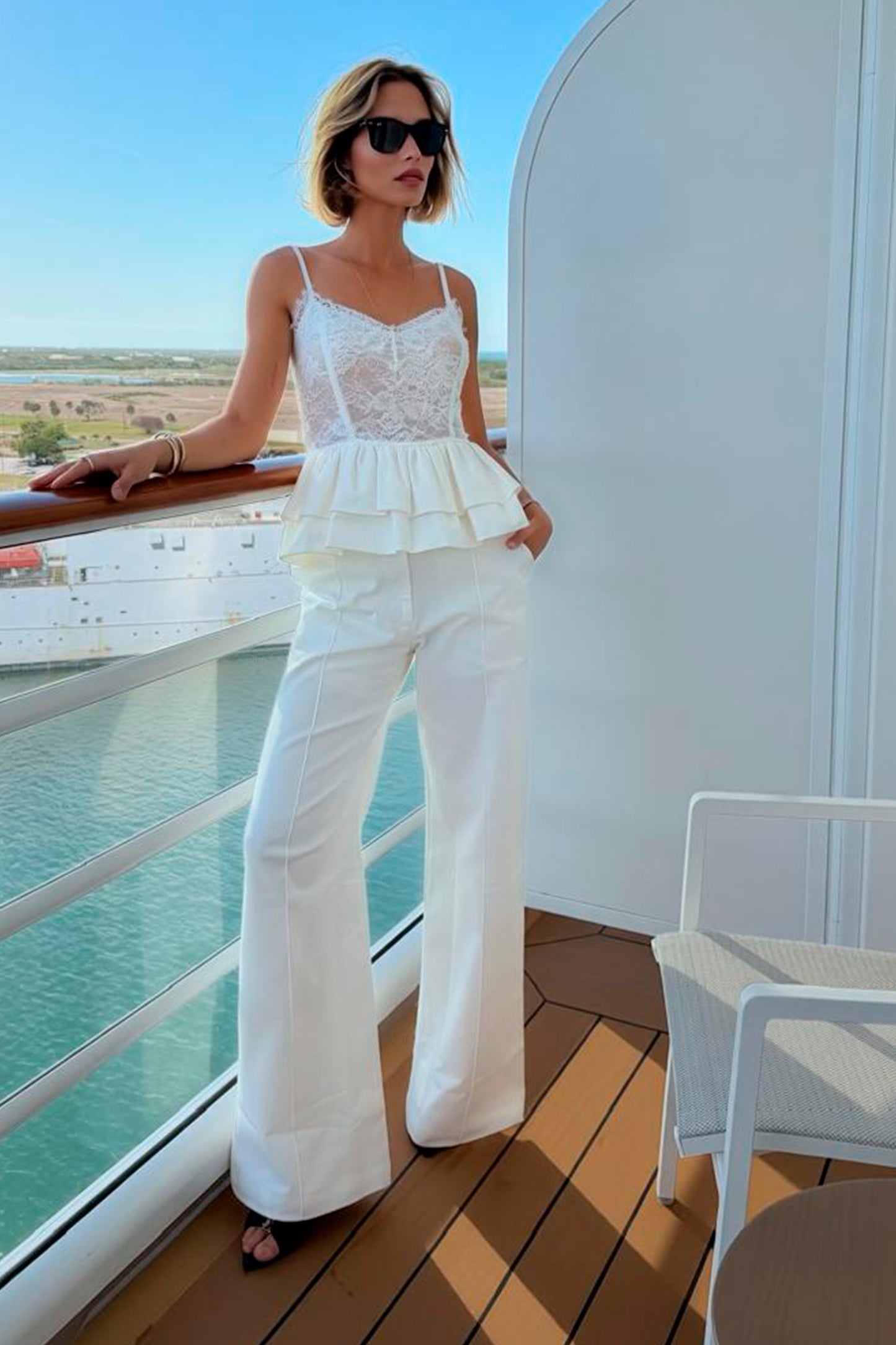 BLUSA REGATA EM RENDA BARRA AMPLA ESTRUTURADA OFF WHITE