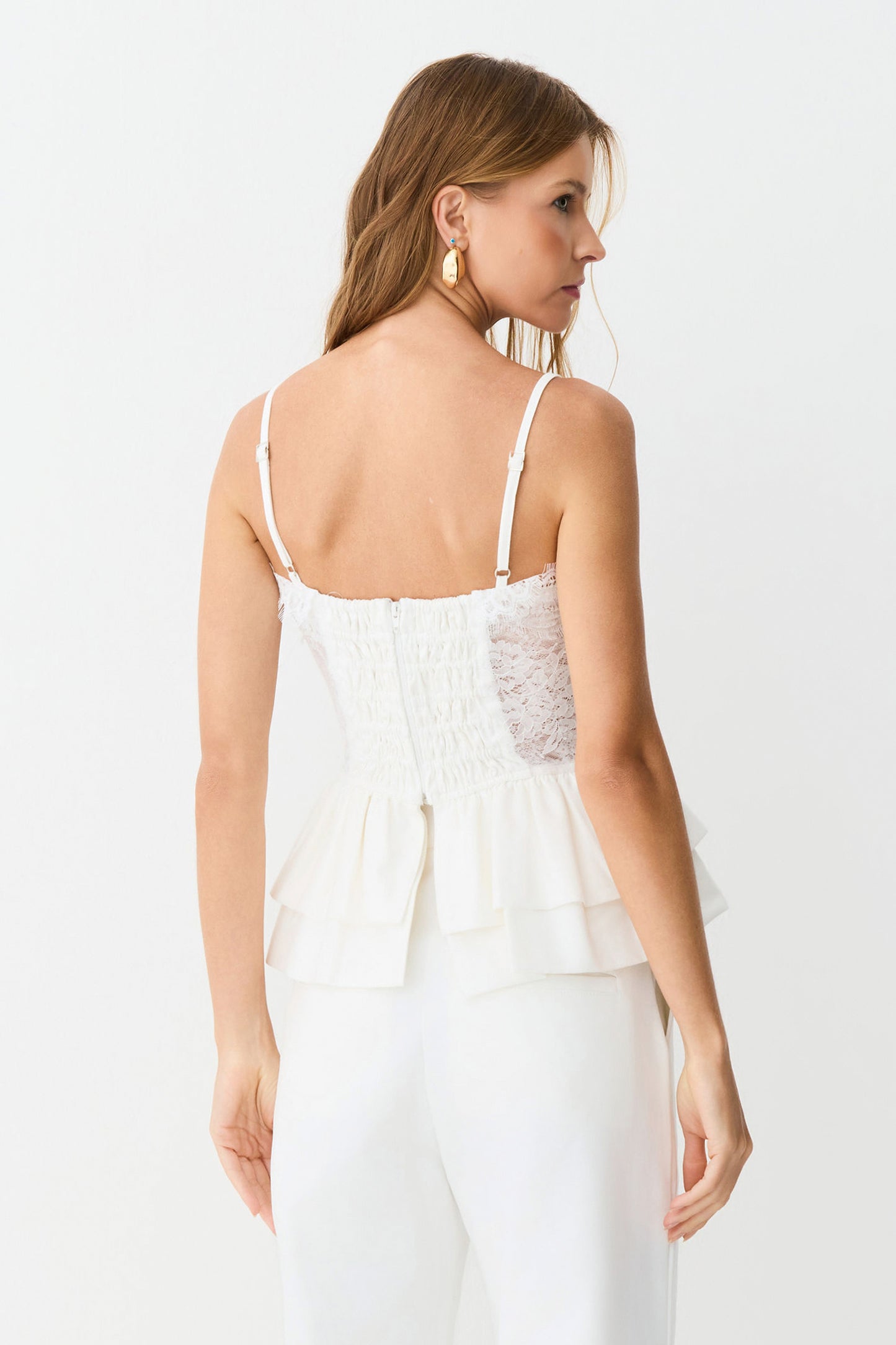 BLUSA REGATA EM RENDA BARRA AMPLA ESTRUTURADA OFF WHITE