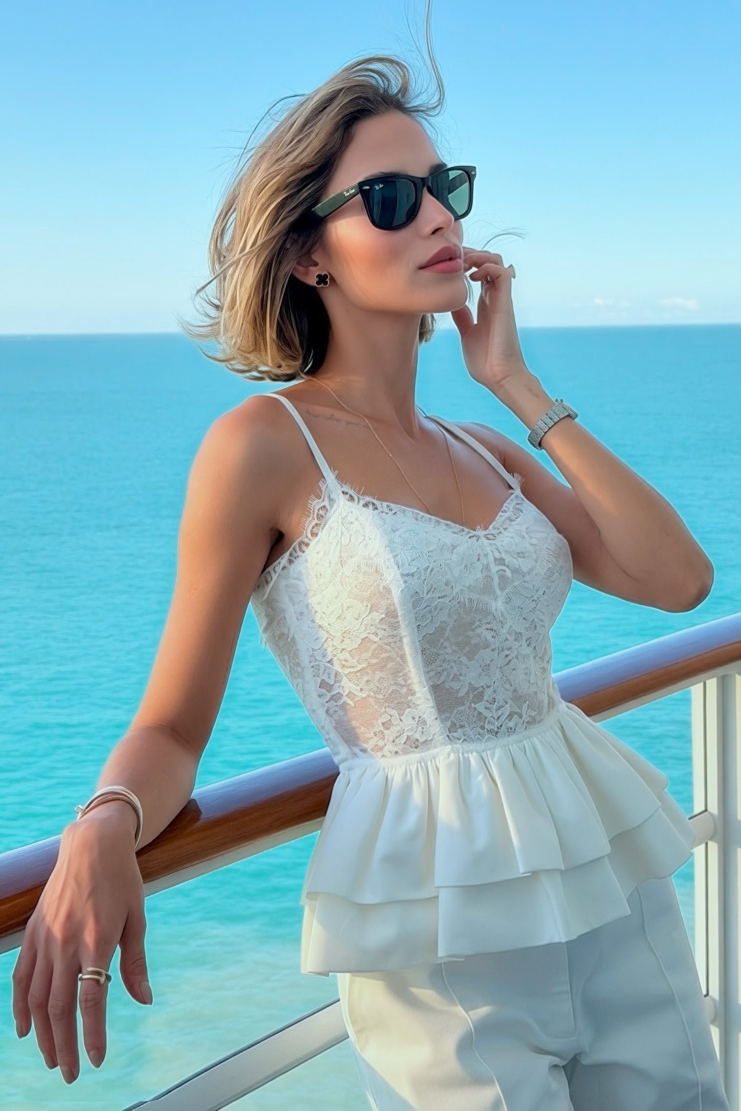 BLUSA REGATA EM RENDA BARRA AMPLA ESTRUTURADA OFF WHITE