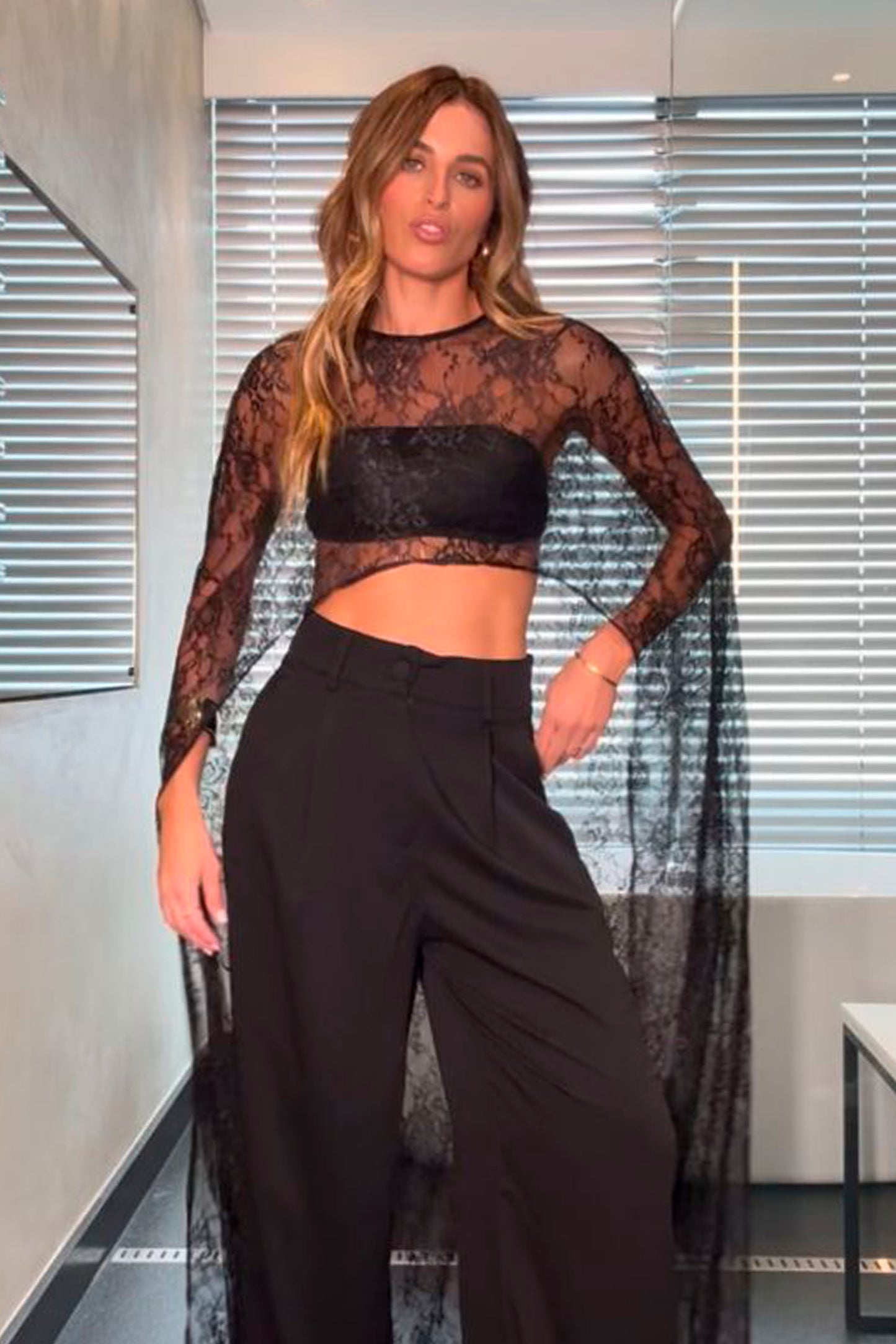 CAPA ALONGADA E FLUIDA EM RENDA PRETO