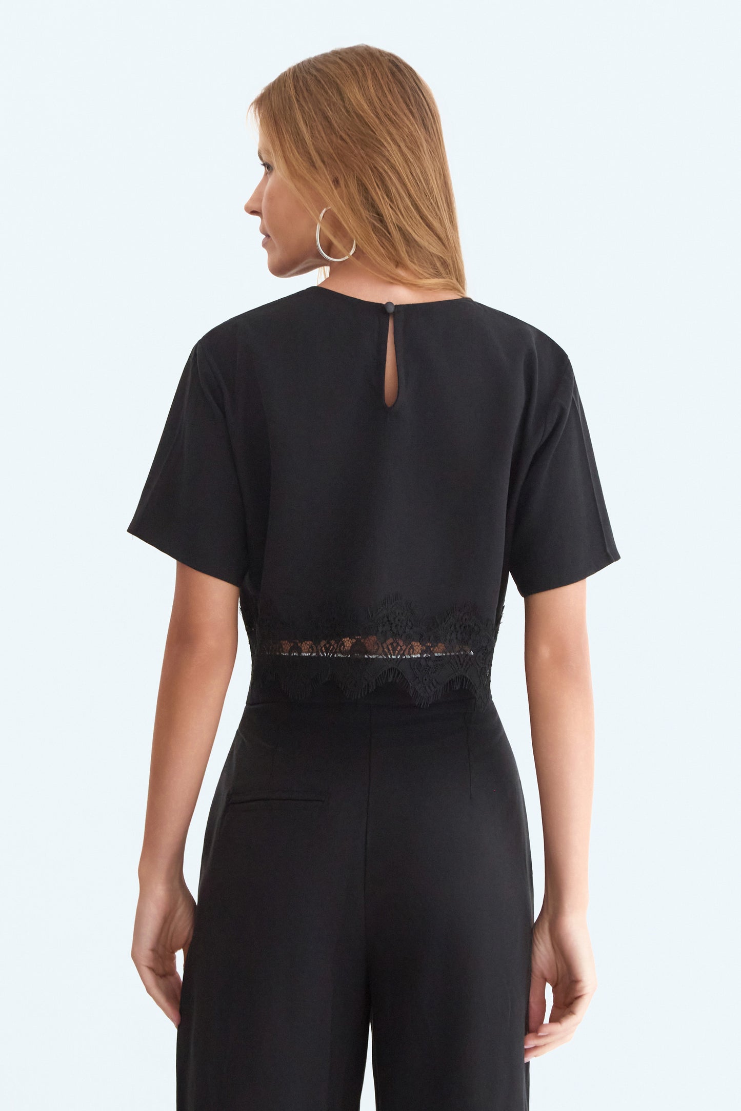 BLUSA MANGA CURTA FLUIDA COM DETALHE RENDA BARRA PRETO