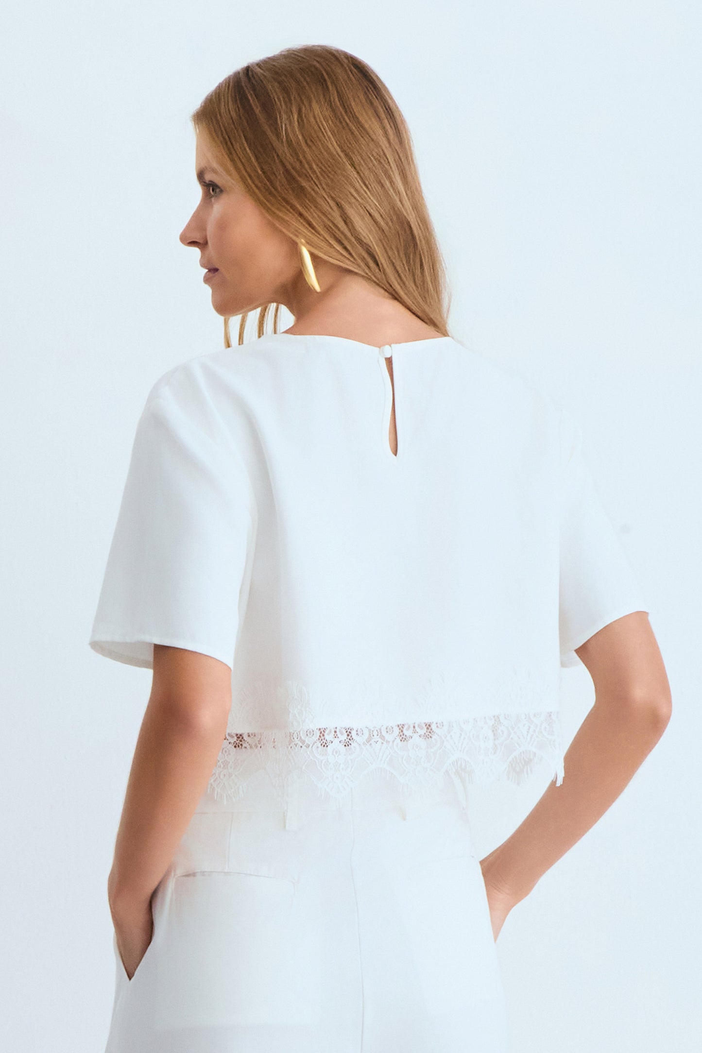 BLUSA MANGA CURTA FLUIDA COM DETALHE RENDA BARRA OFF WHITE