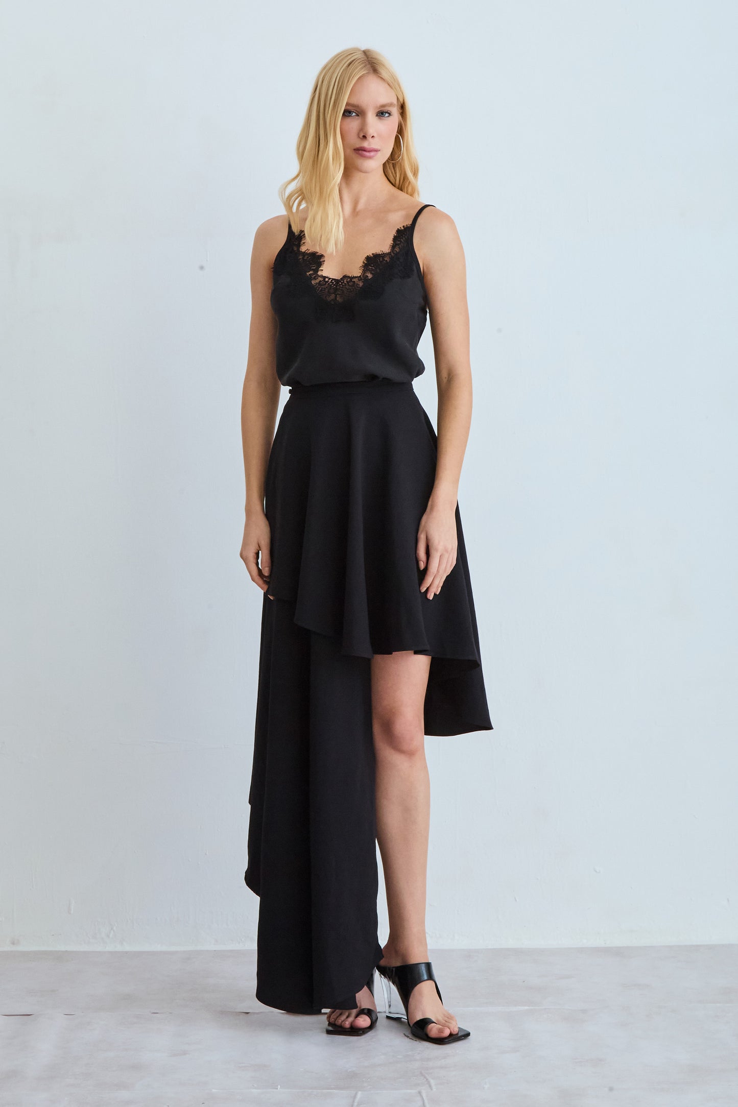 BLUSA REGATA COM ALCA FINA E RENDA BUSTO PRETO