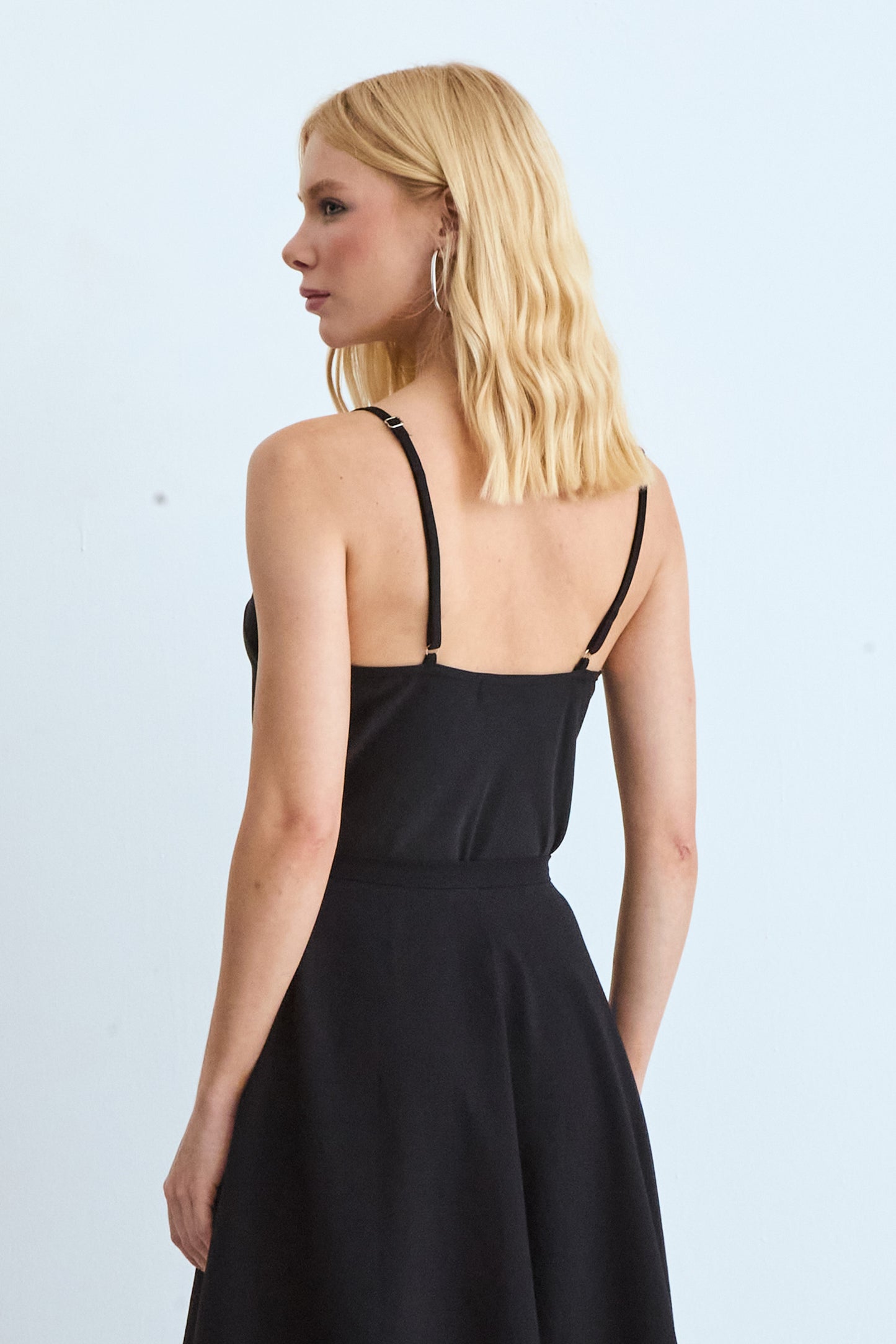 BLUSA REGATA COM ALCA FINA E RENDA BUSTO PRETO