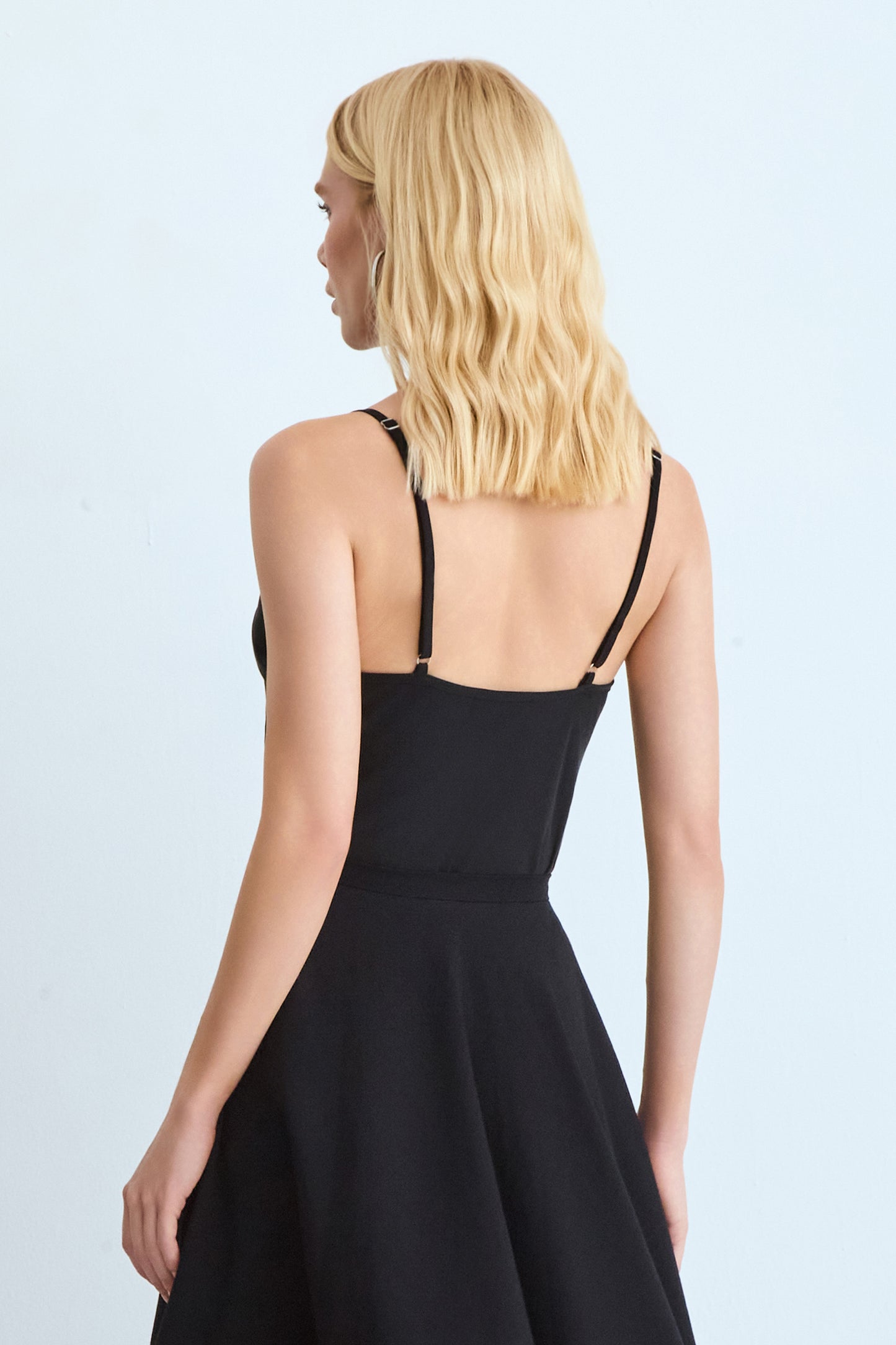 BLUSA REGATA COM ALCA FINA E RENDA BUSTO PRETO