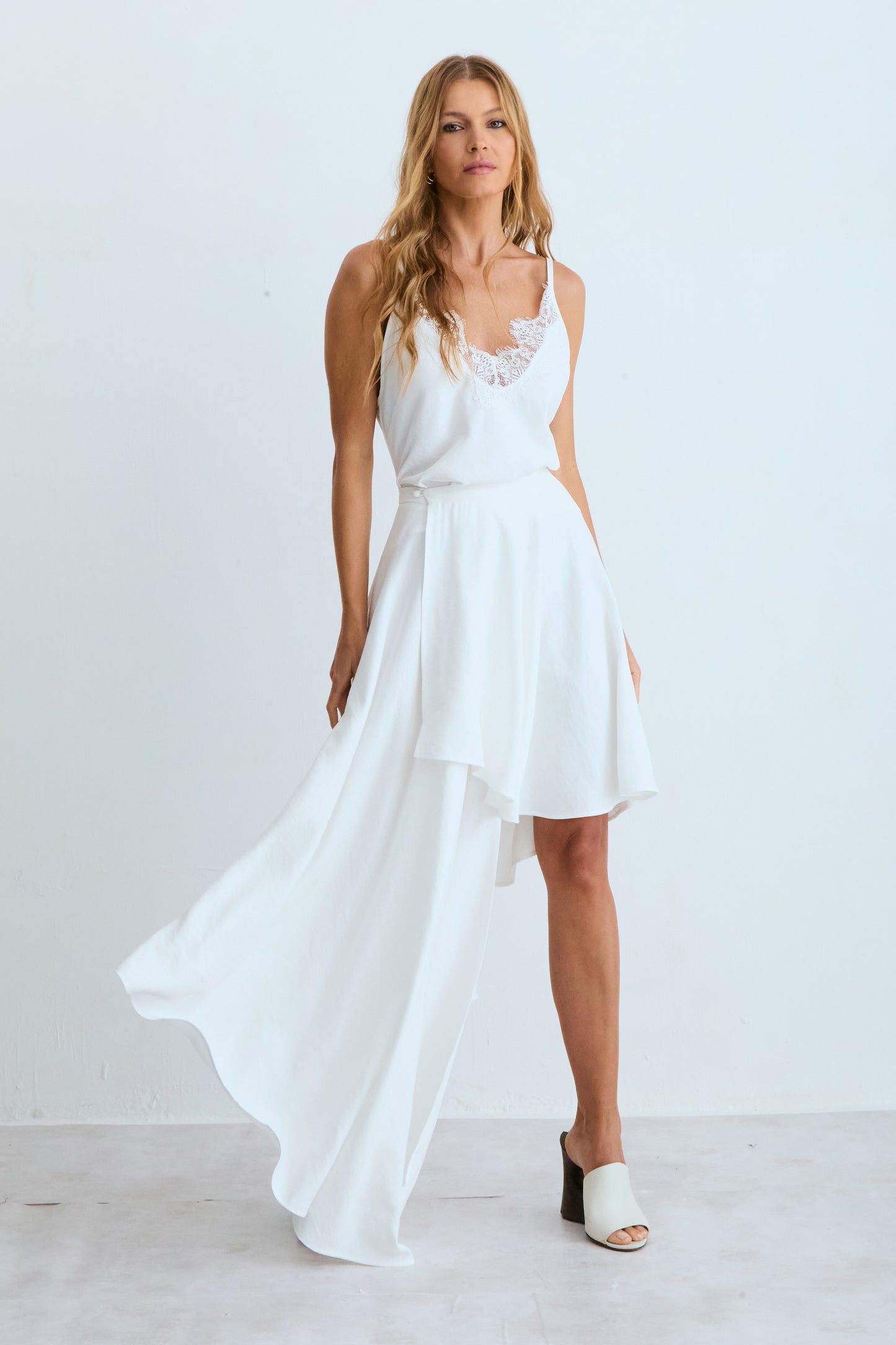 BLUSA REGATA COM ALCA FINA E RENDA BUSTO OFF WHITE
