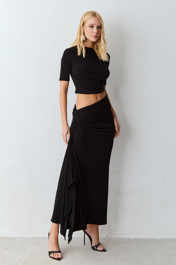 BLUSA MANGA CURTA COM DRAPEADOS OMBROS E LATERAIS PRETO