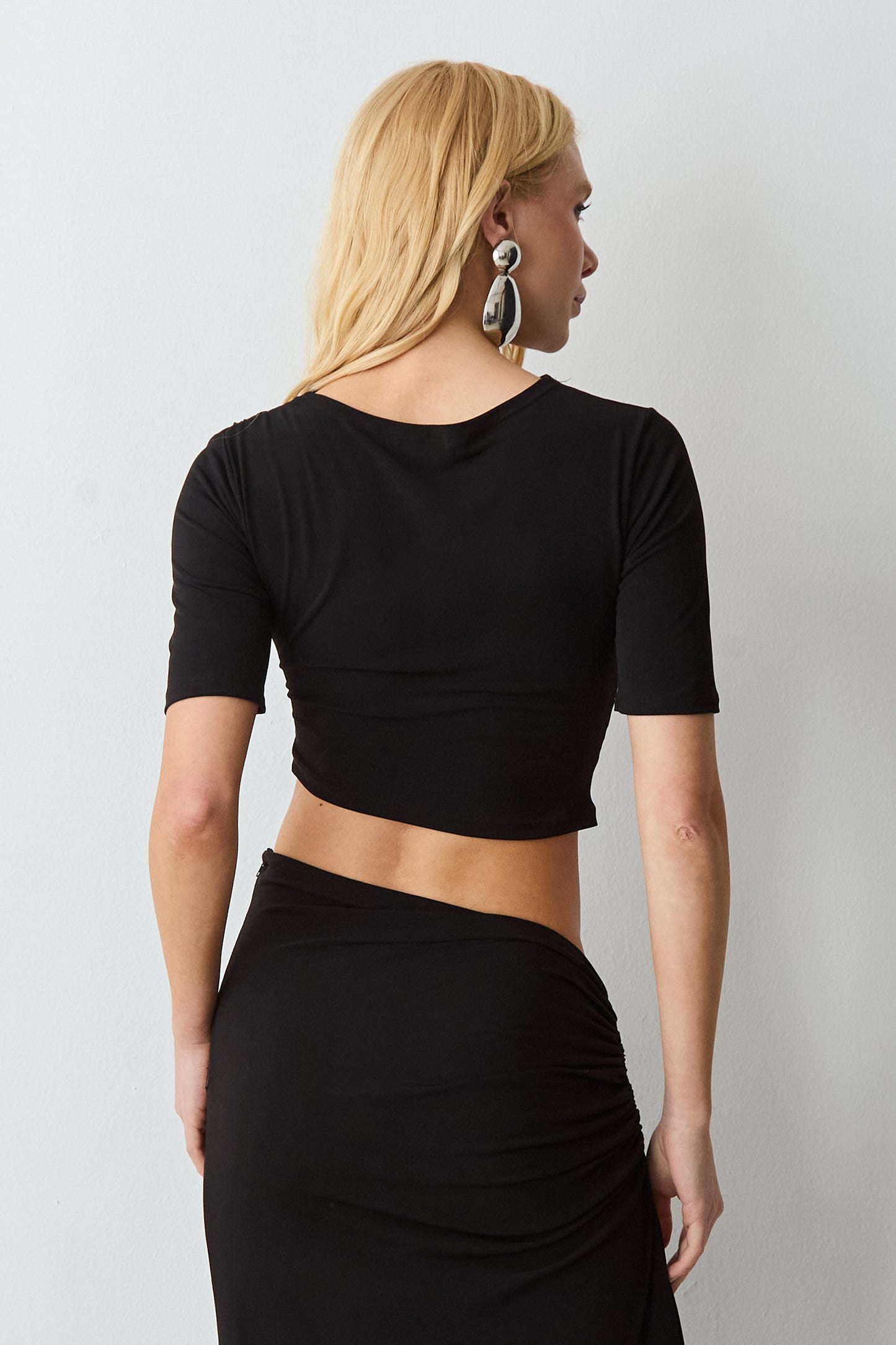 BLUSA MANGA CURTA COM DRAPEADOS OMBROS E LATERAIS PRETO