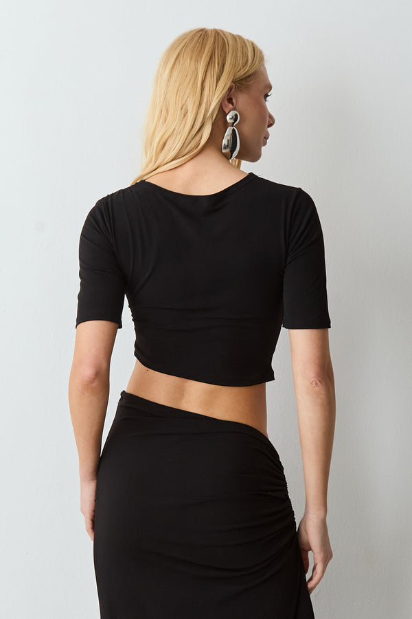 BLUSA MANGA CURTA COM DRAPEADOS OMBROS E LATERAIS PRETO