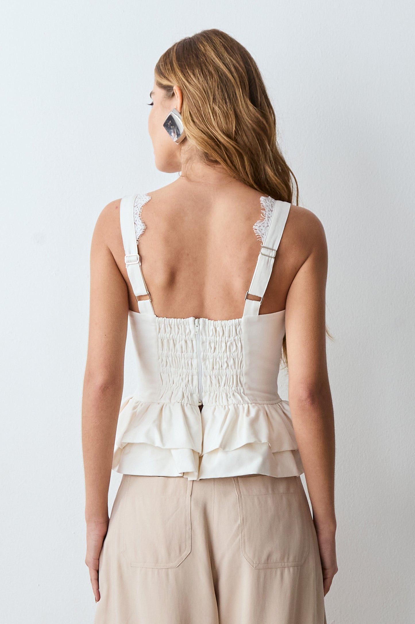 BLUSA REGATA RENDA DECOTE E ALCAS BARRA ESTRUTURADA OFF WHITE