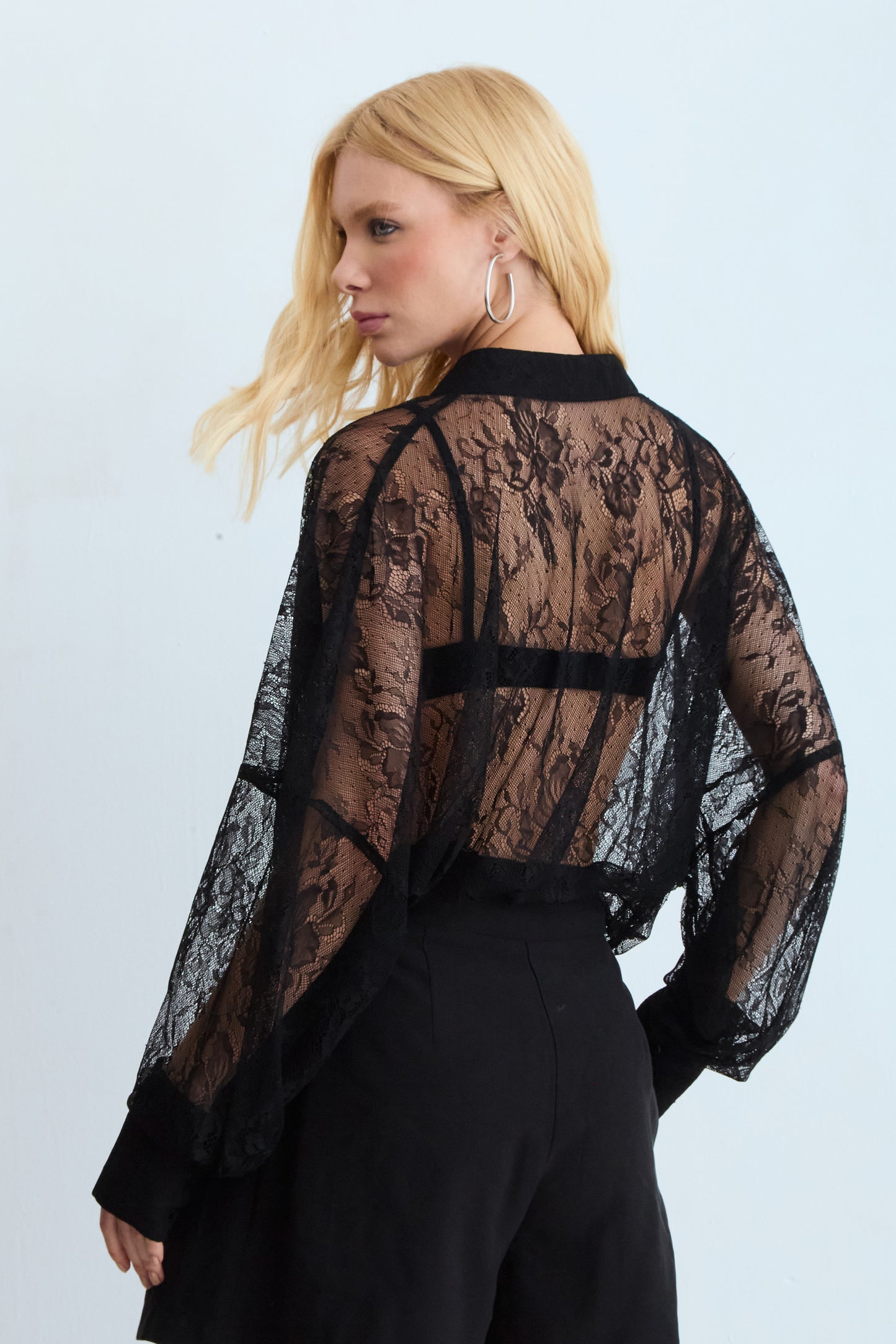CAMISA MANGA COMPRIDA EM RENDA COM TRANSPARENCIA PRETO