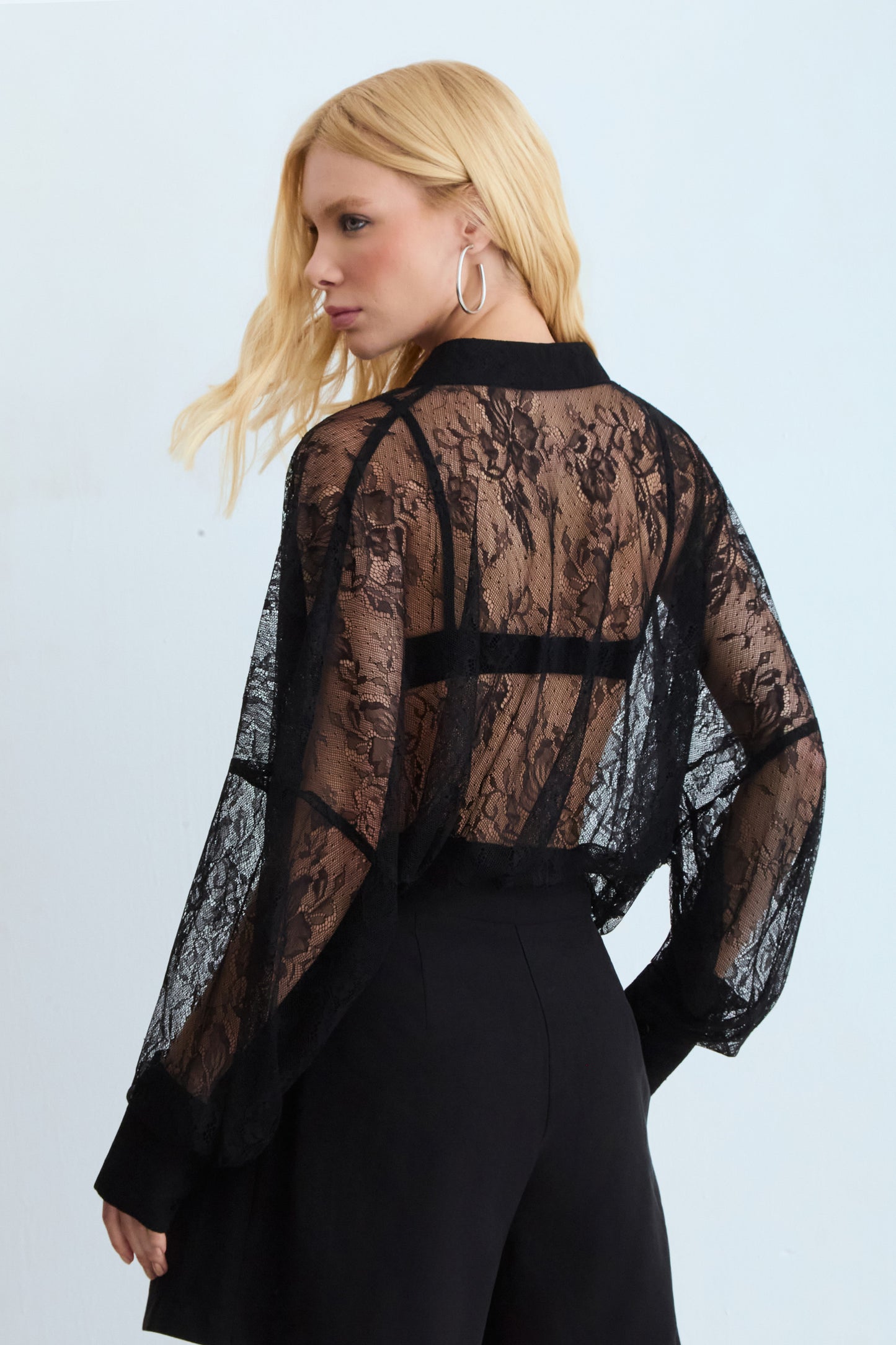 CAMISA MANGA COMPRIDA EM RENDA COM TRANSPARENCIA PRETO