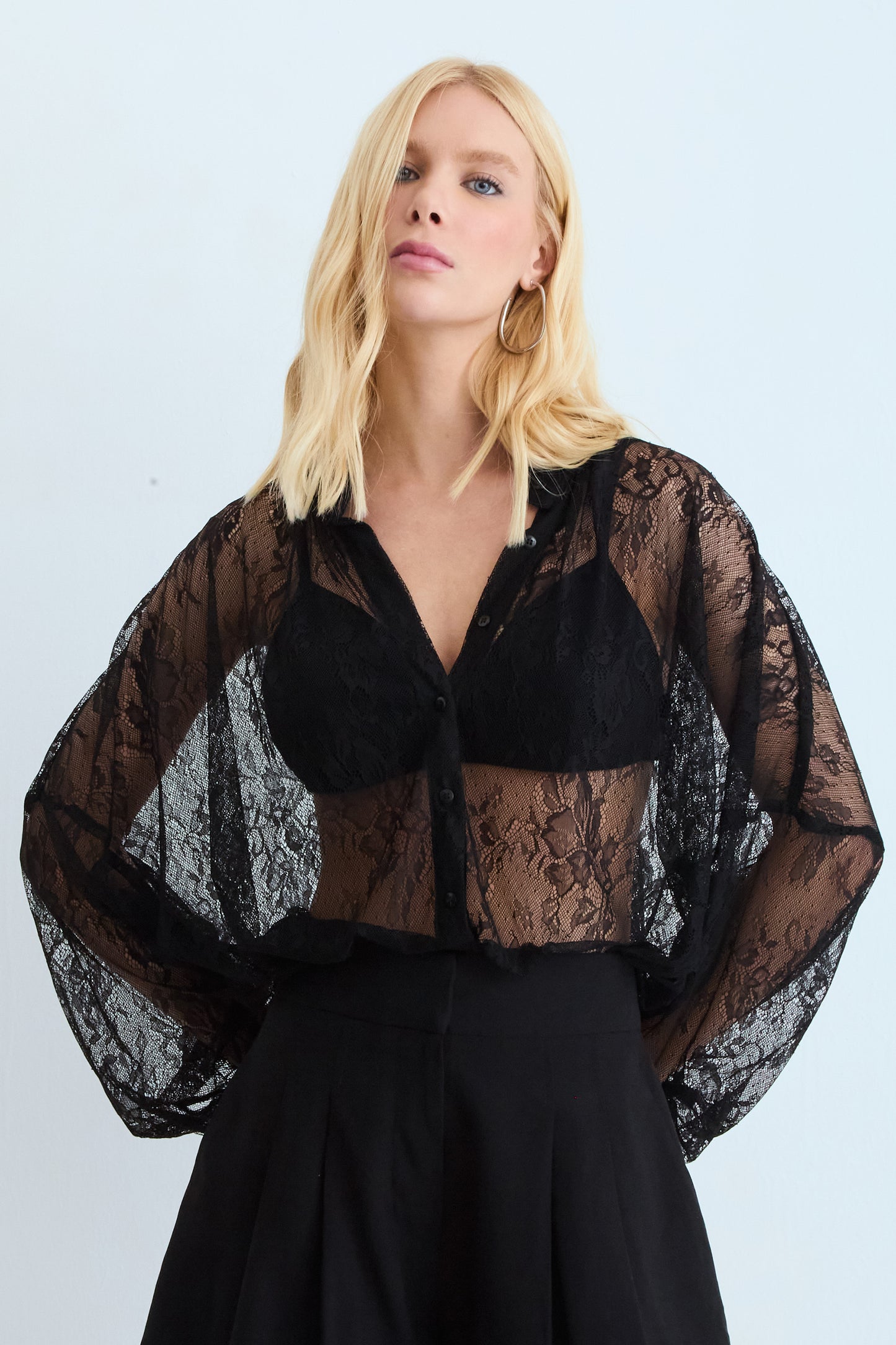 CAMISA MANGA COMPRIDA EM RENDA COM TRANSPARENCIA PRETO