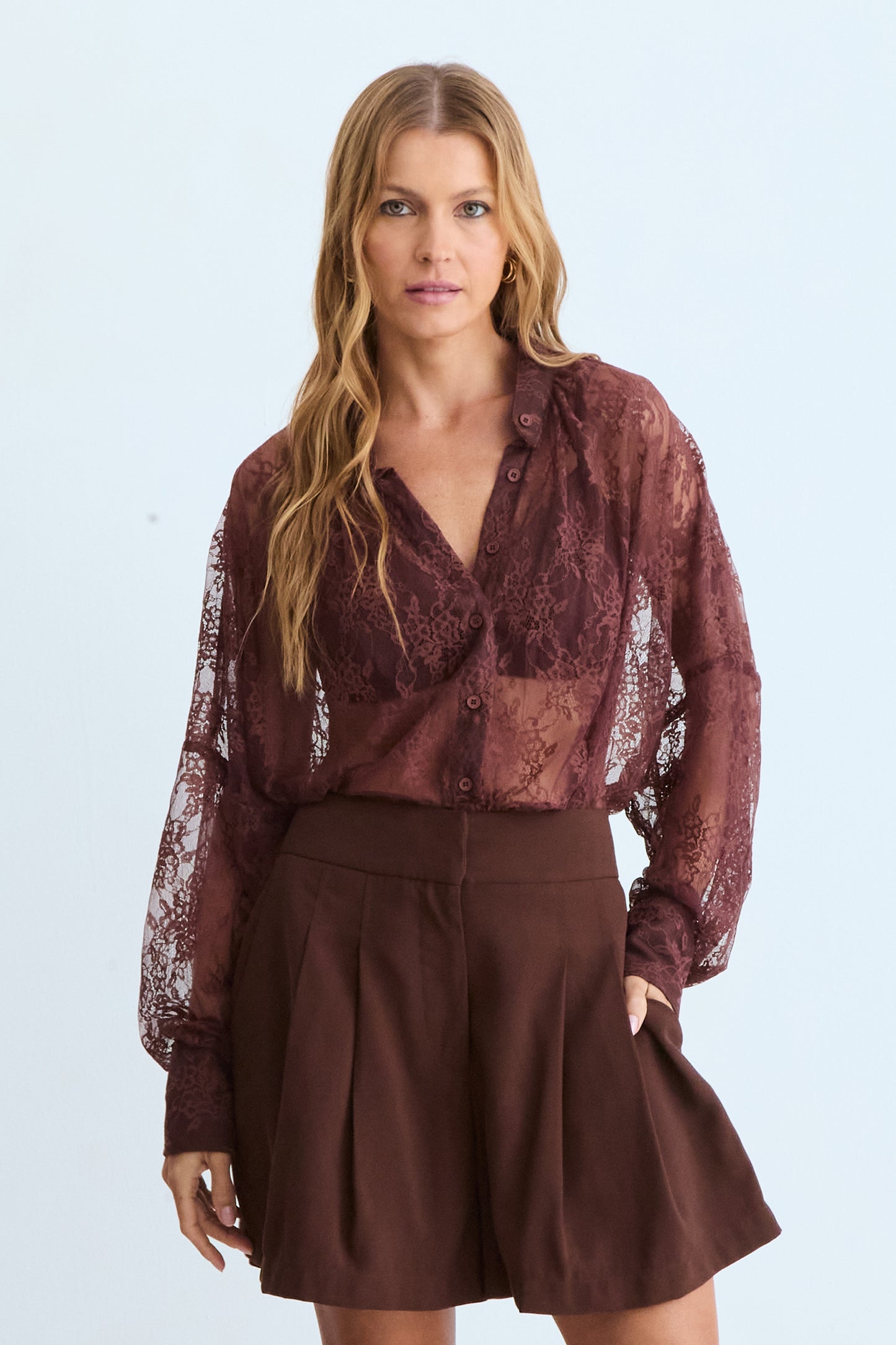 CAMISA MANGA COMPRIDA EM RENDA COM TRANSPARENCIA MARROM