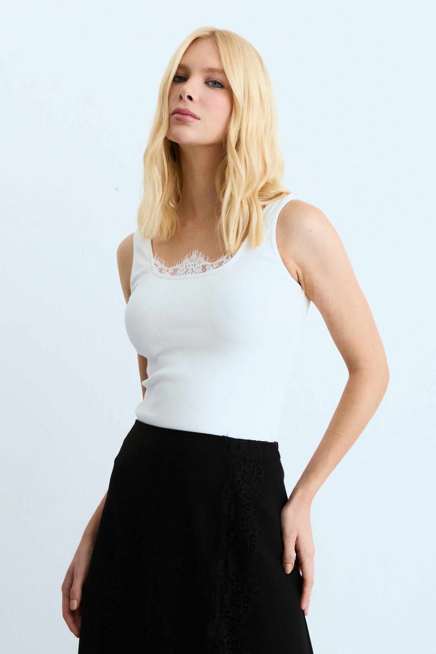 REGATA ALCAS LARGAS DECOTE RETO COM RENDA OFF WHITE