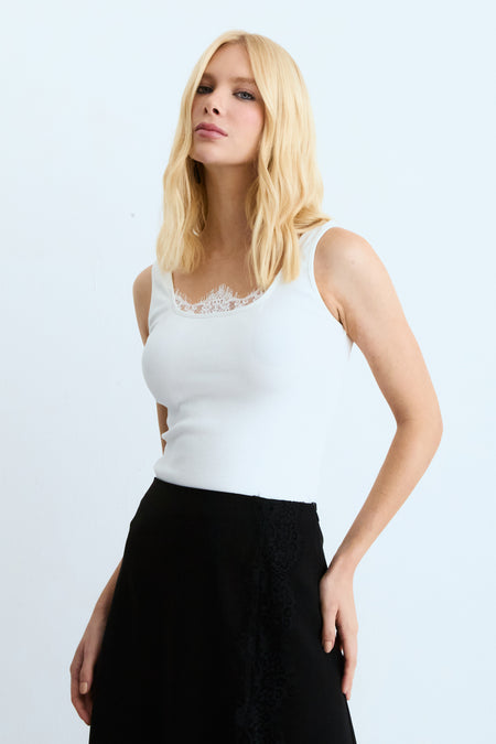 REGATA ALCAS LARGAS DECOTE RETO COM RENDA OFF WHITE