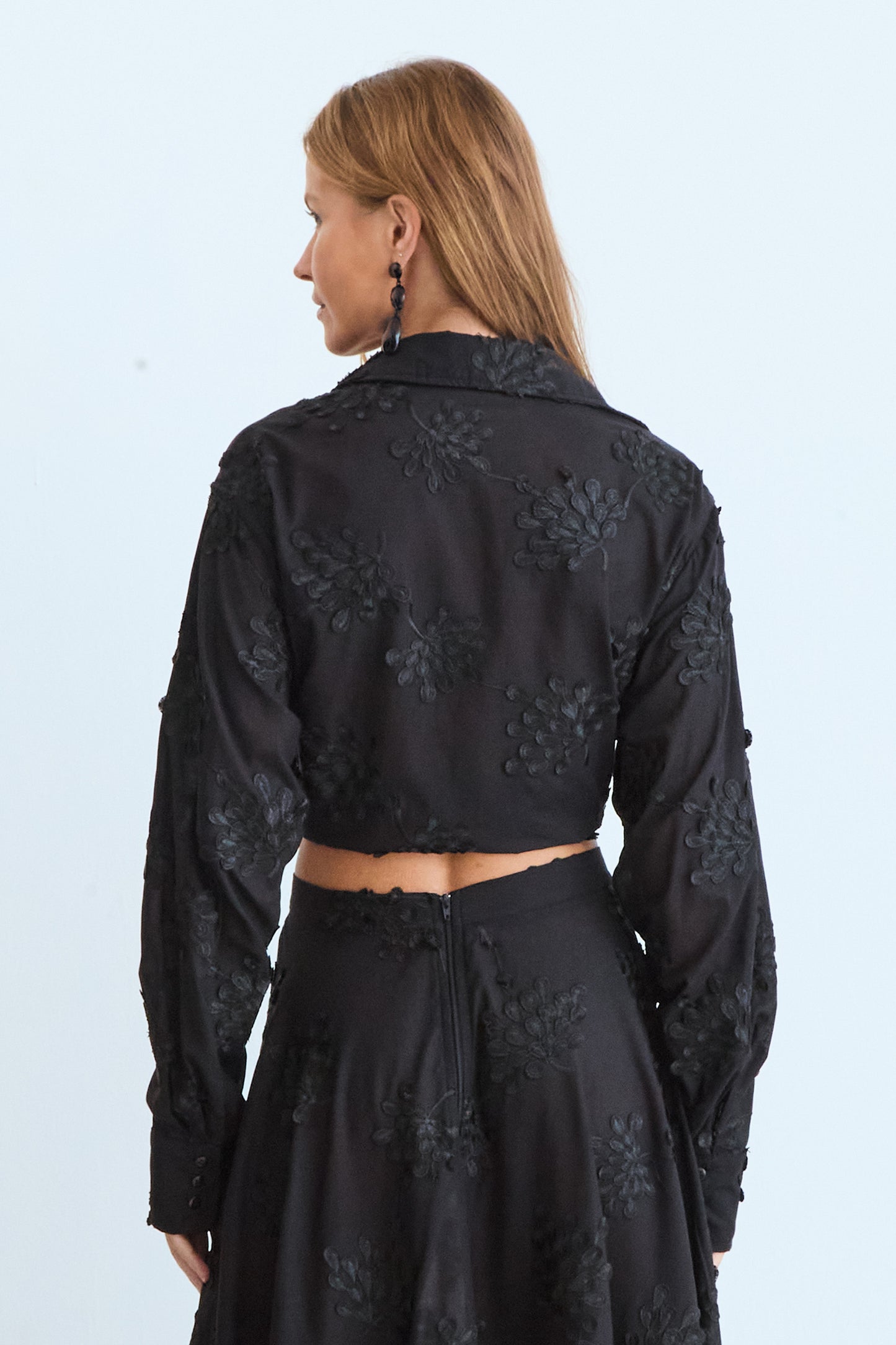 CAMISA MANGA COMPRIDA COM BORDADO E AMARRACAO FRONTAL PRETO