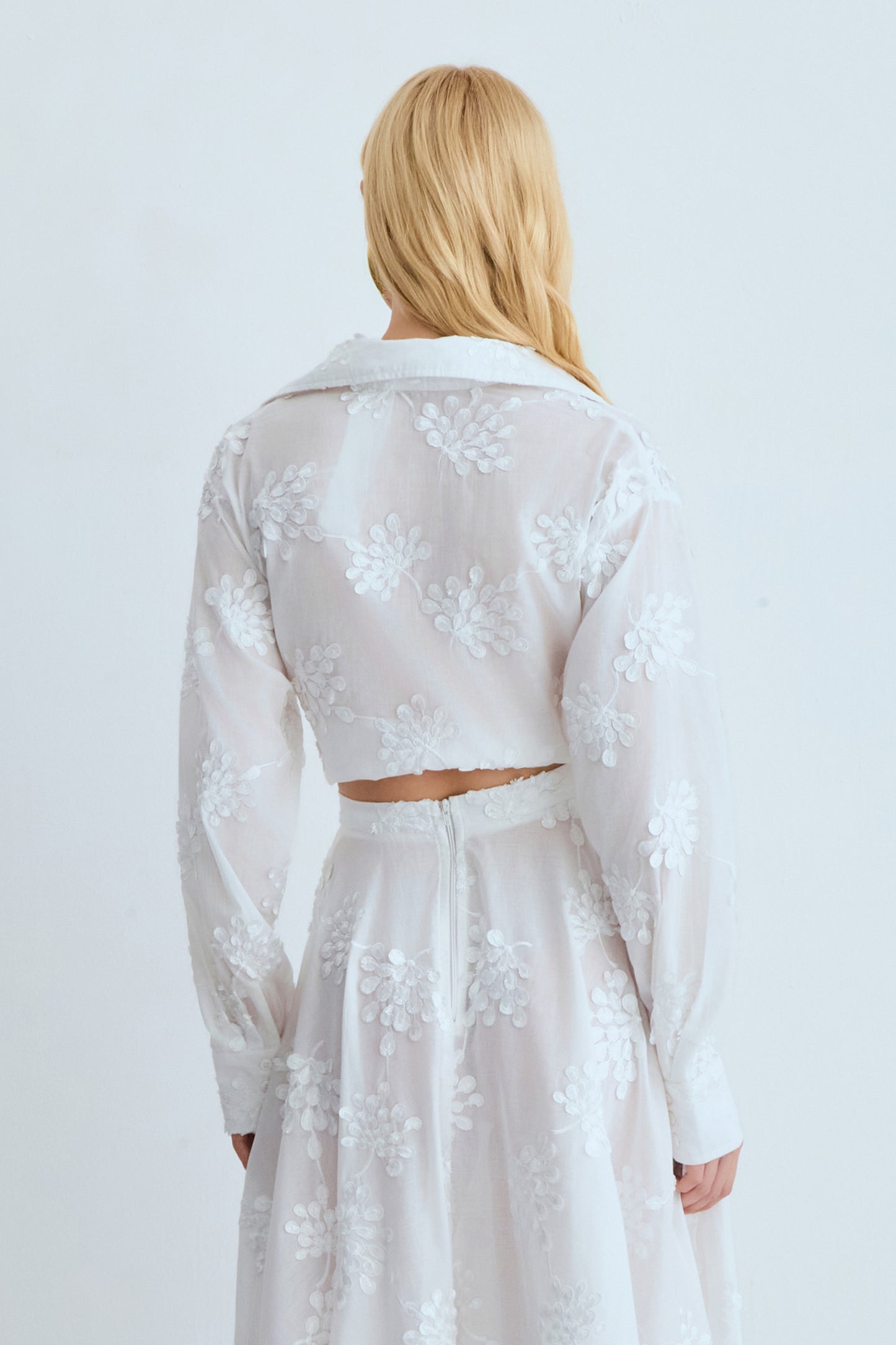 CAMISA MANGA COMPRIDA COM BORDADO E AMARRACAO FRONTAL OFF WHITE