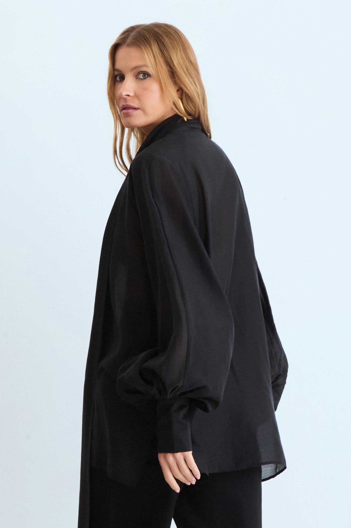 BLUSA MANGA LONGA FLUIDA COM TRANSPARENCIA E FAIXA PRETO