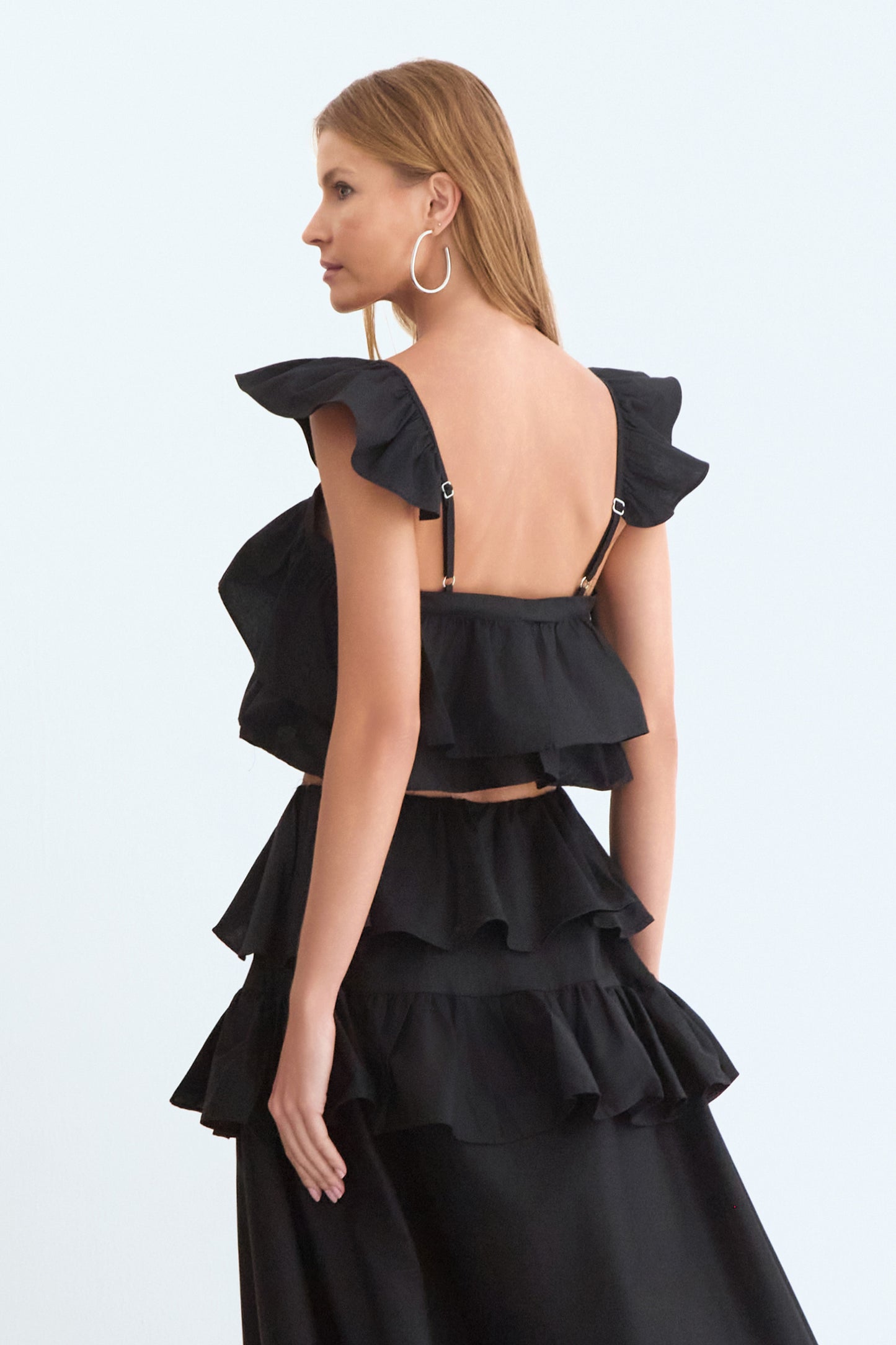 BLUSA DE ALCA COM BABADOS CORPO E ALCA PRETO