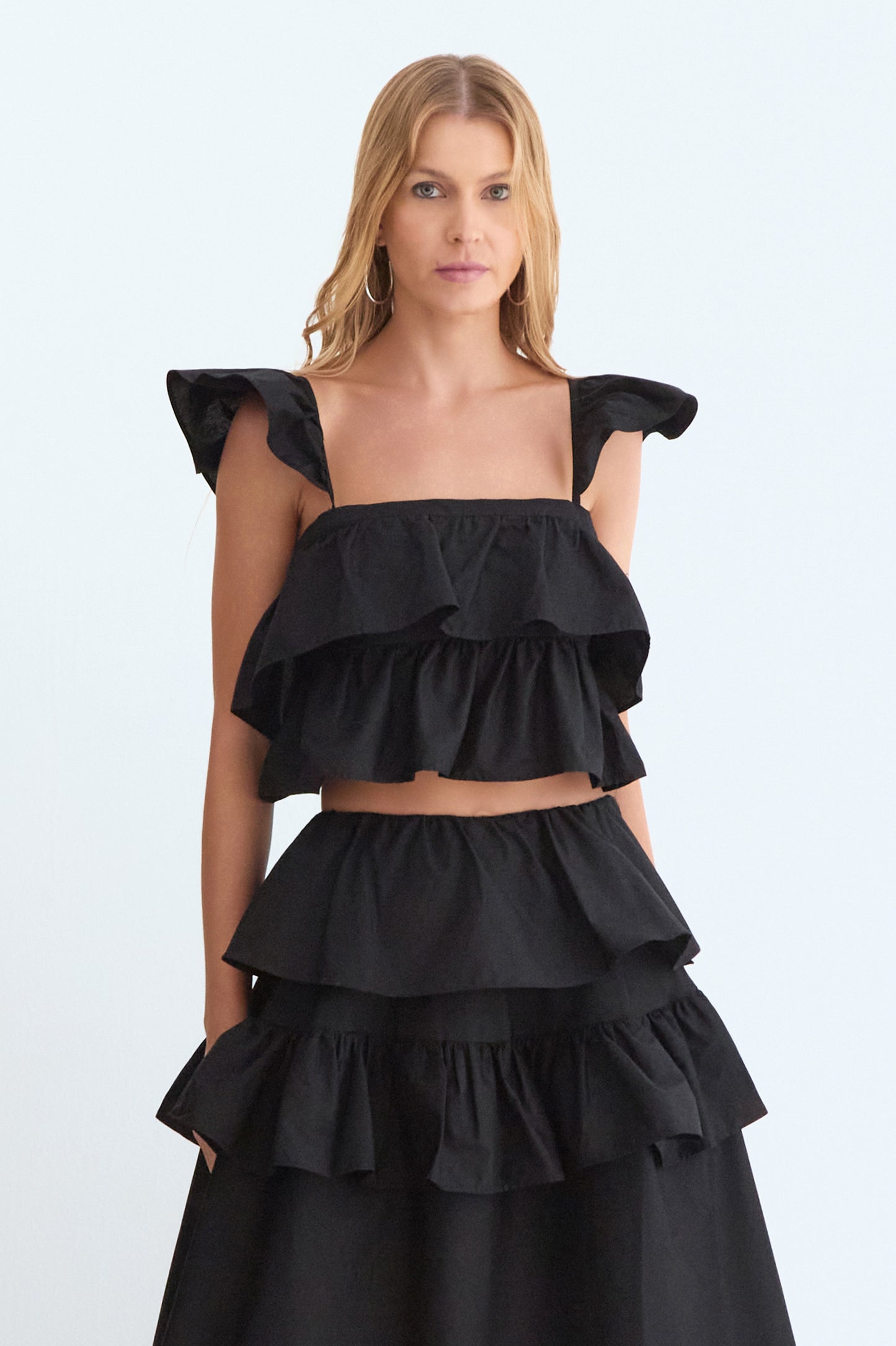 BLUSA DE ALCA COM BABADOS CORPO E ALCA PRETO