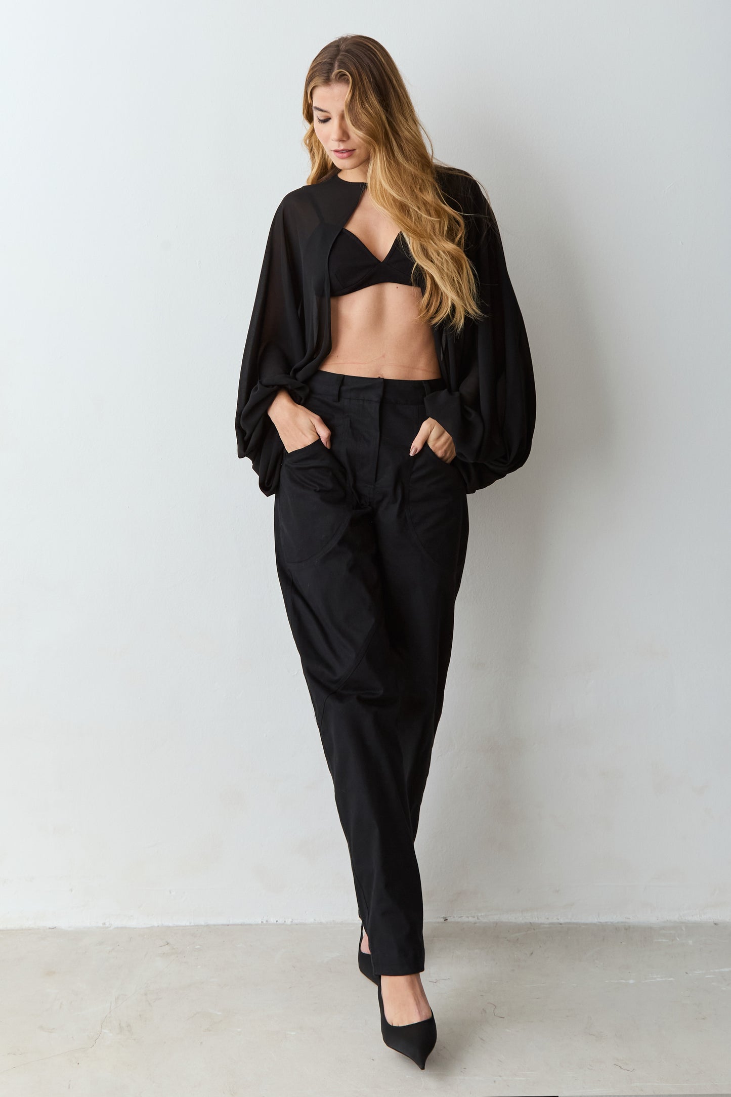 BLUSA CAPA ABERTURA FRONTAL MANGAS BUFANTES PRETO