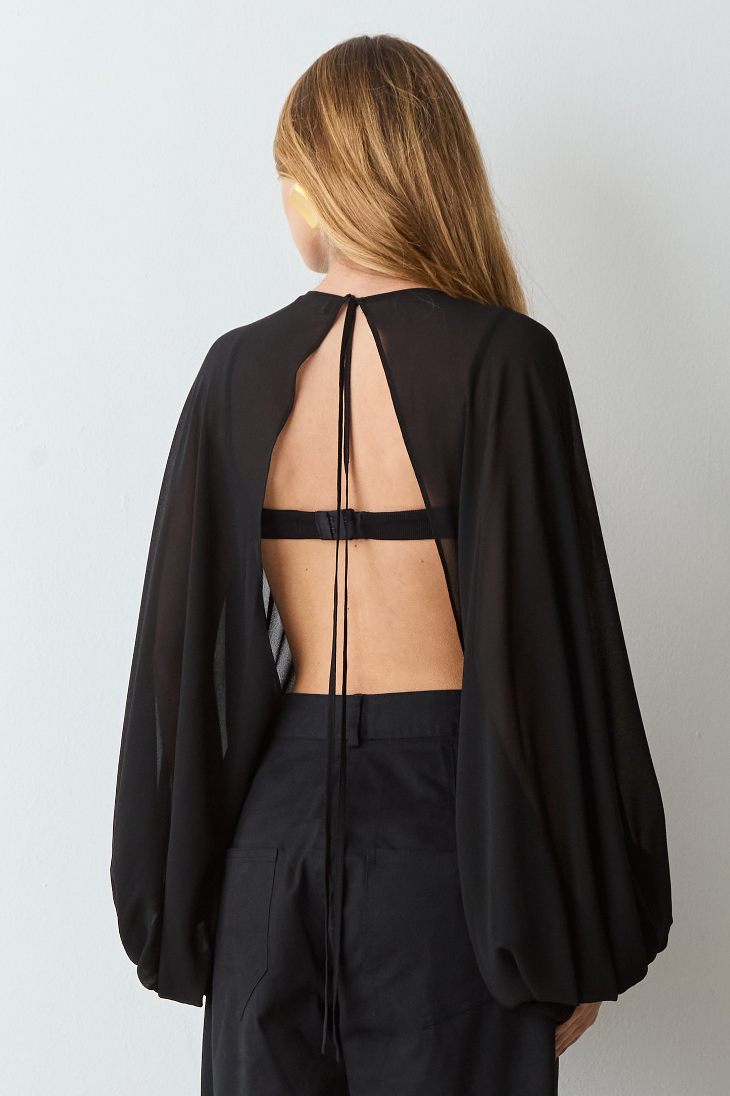 BLUSA CAPA ABERTURA FRONTAL MANGAS BUFANTES PRETO