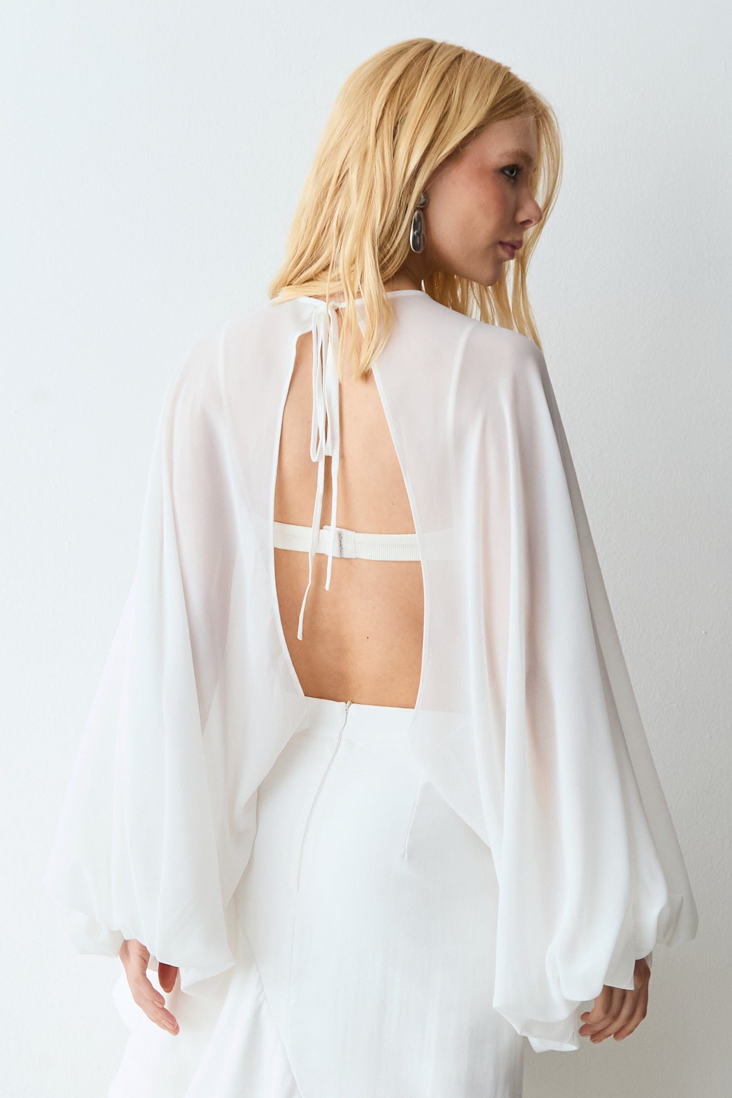 BLUSA CAPA ABERTURA FRONTAL MANGAS BUFANTES OFF WHITE