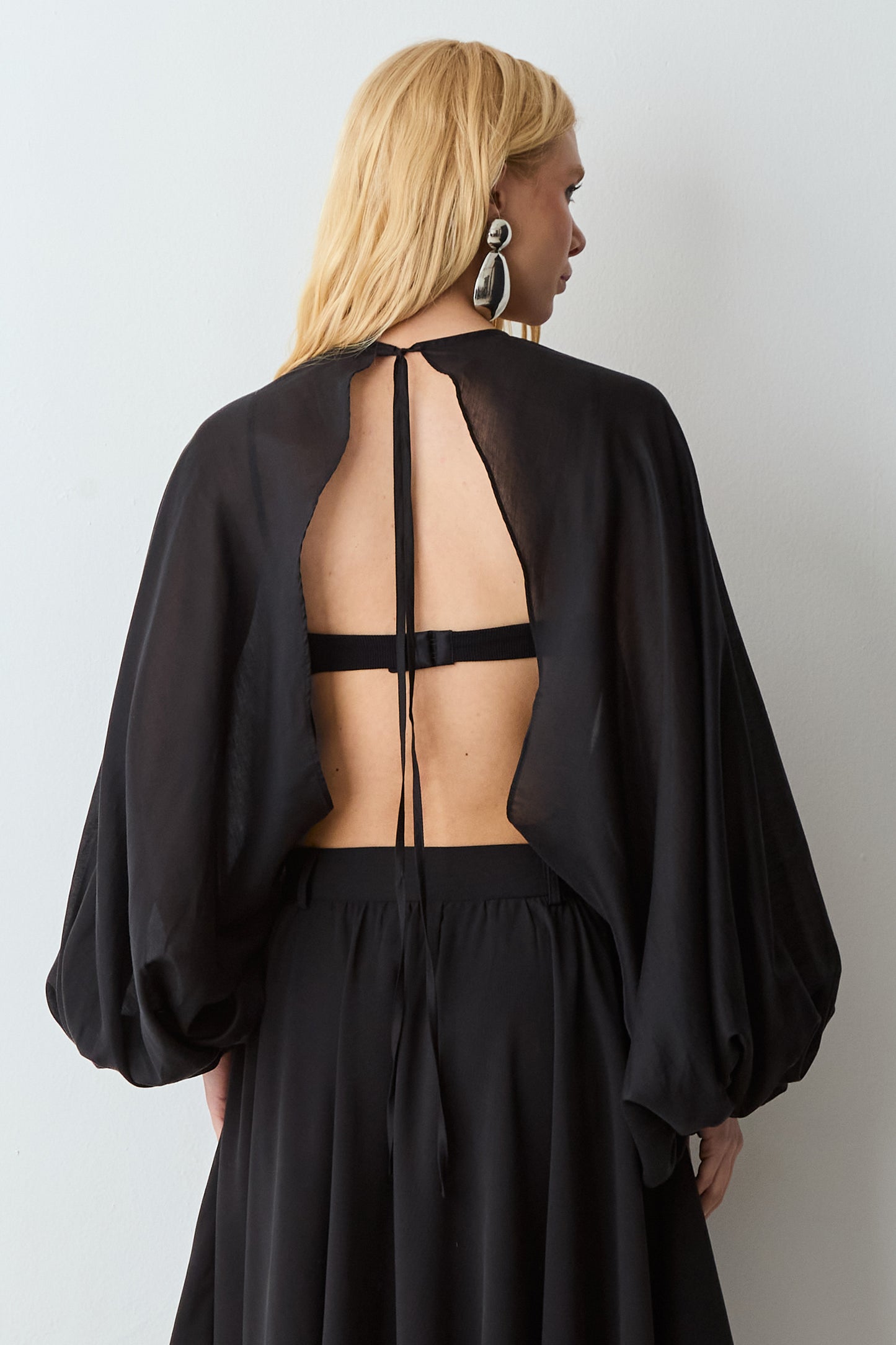 BLUSA CAPA MANGAS BUFANTES E AMARRACAO PRETO
