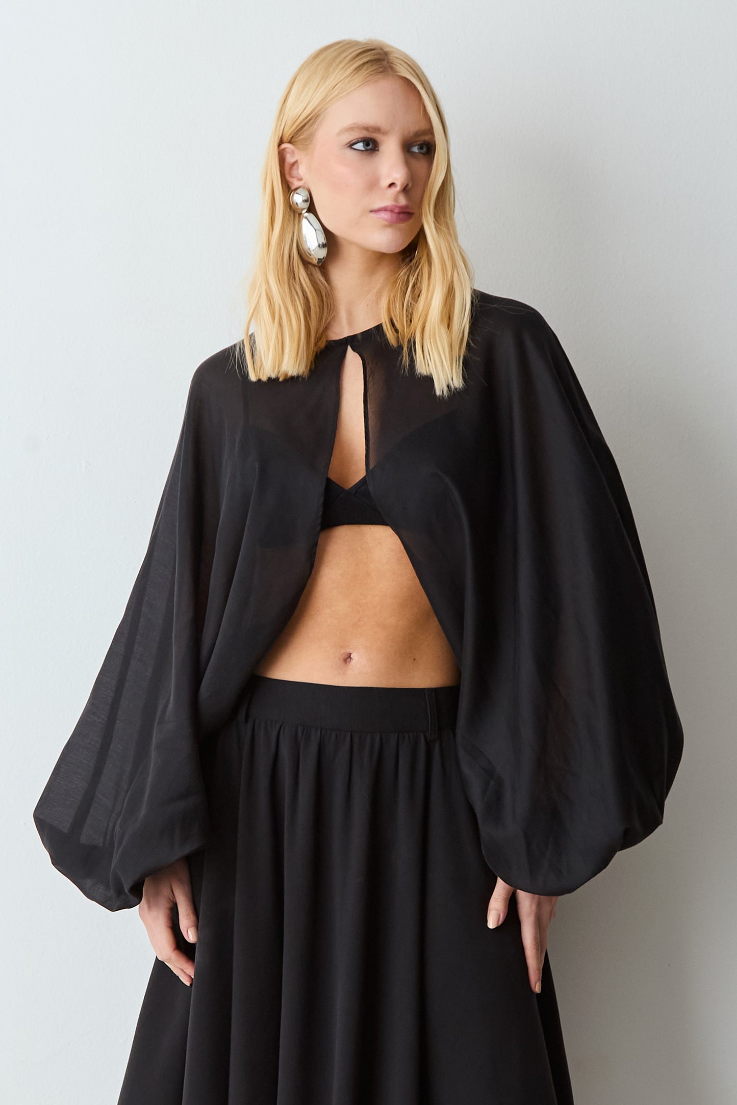 BLUSA CAPA MANGAS BUFANTES E AMARRACAO PRETO