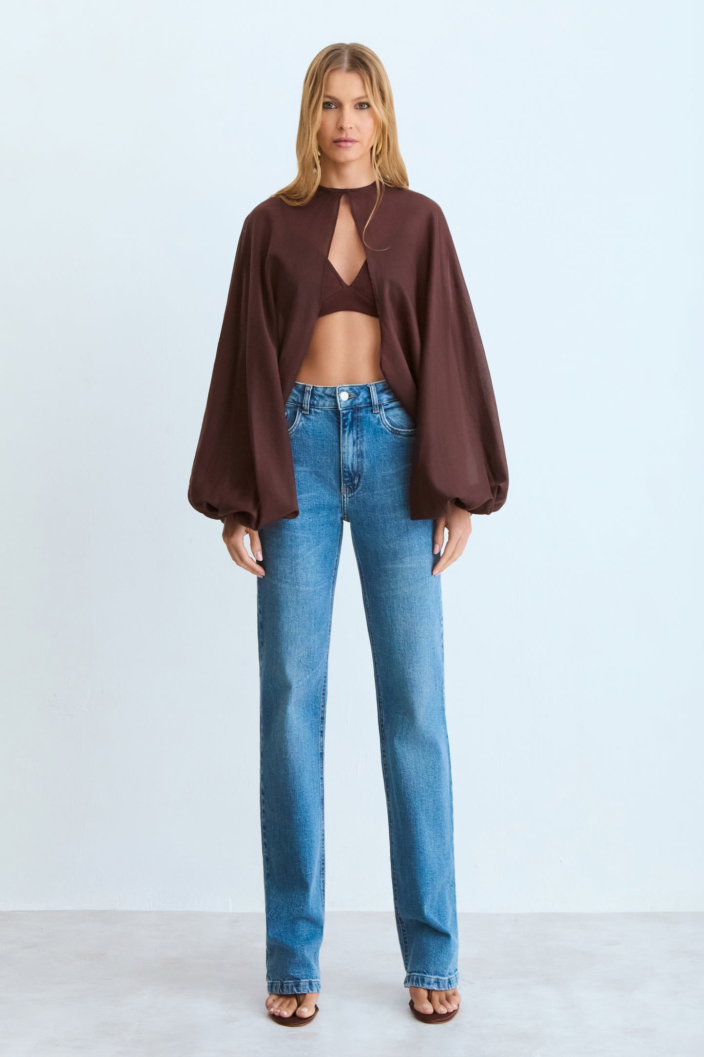 BLUSA CAPA MANGAS BUFANTES E AMARRACAO MARROM ESCURO