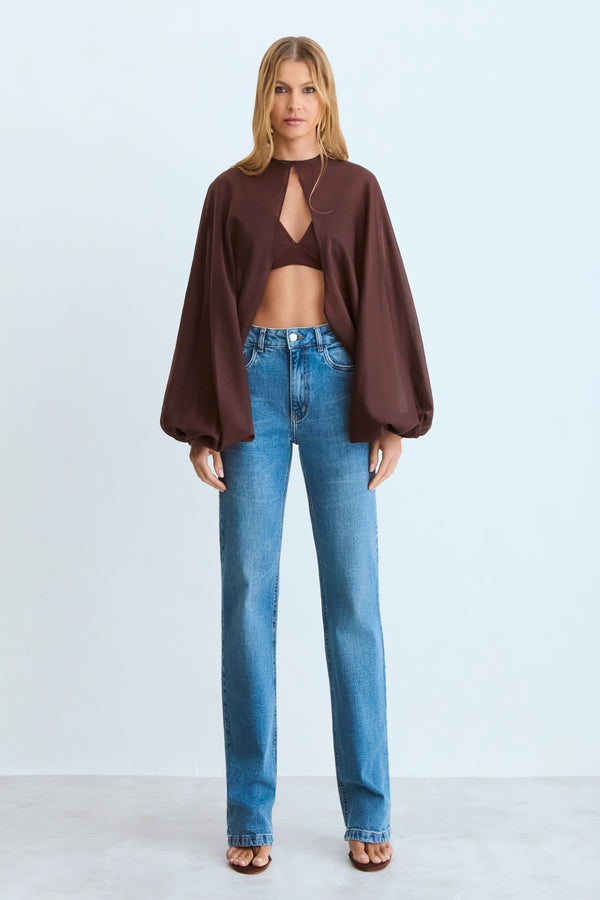 BLUSA CAPA MANGAS BUFANTES E AMARRACAO MARROM ESCURO