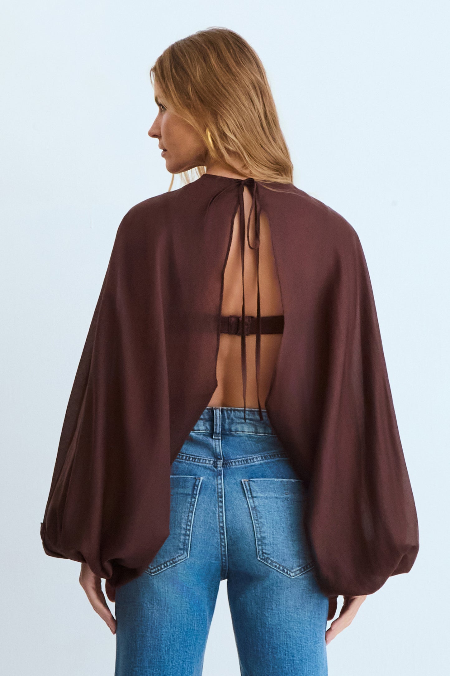 BLUSA CAPA MANGAS BUFANTES E AMARRACAO MARROM ESCURO