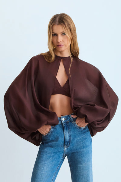 BLUSA CAPA MANGAS BUFANTES E AMARRACAO MARROM ESCURO