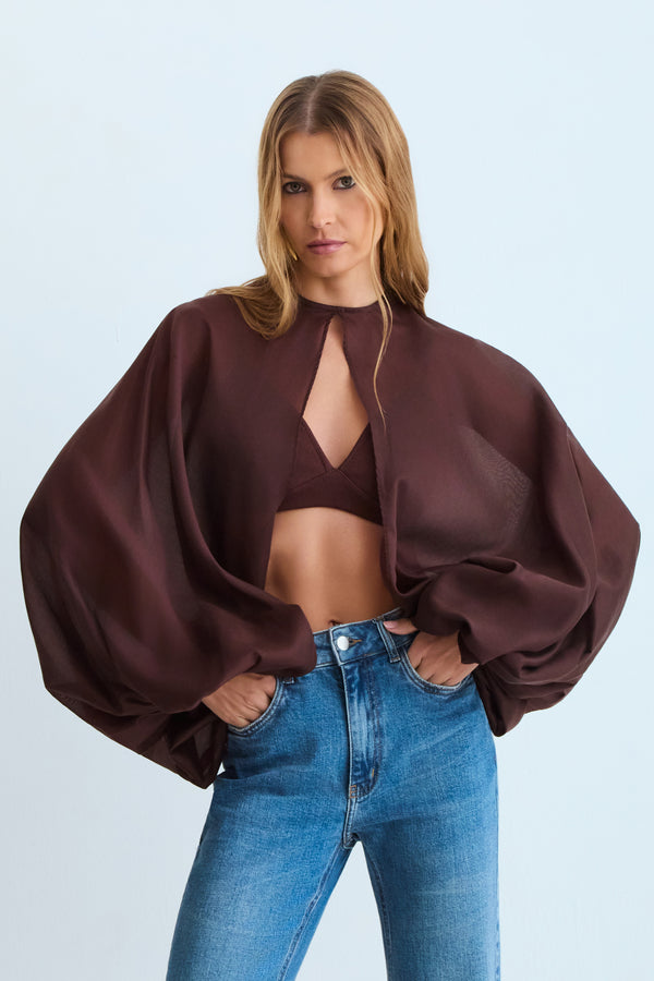 BLUSA CAPA MANGAS BUFANTES E AMARRACAO MARROM ESCURO