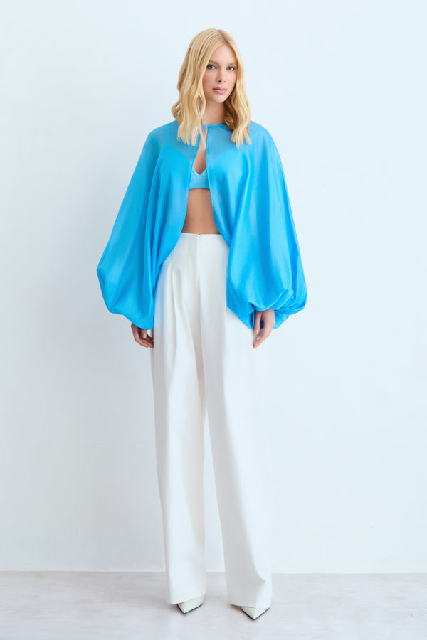 BLUSA CAPA MANGAS BUFANTES E AMARRACAO AZUL OCEANO