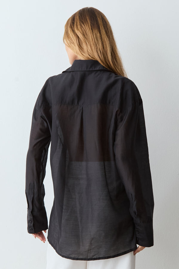 CAMISA MANGA COMPRIDA COM FLUIDEZ E TRANSPARENCIA PRETO