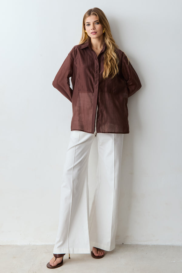CAMISA MANGA COMPRIDA COM FLUIDEZ E TRANSPARENCIA MARROM ESCURO