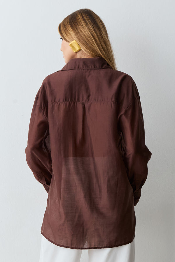 CAMISA MANGA COMPRIDA COM FLUIDEZ E TRANSPARENCIA MARROM ESCURO