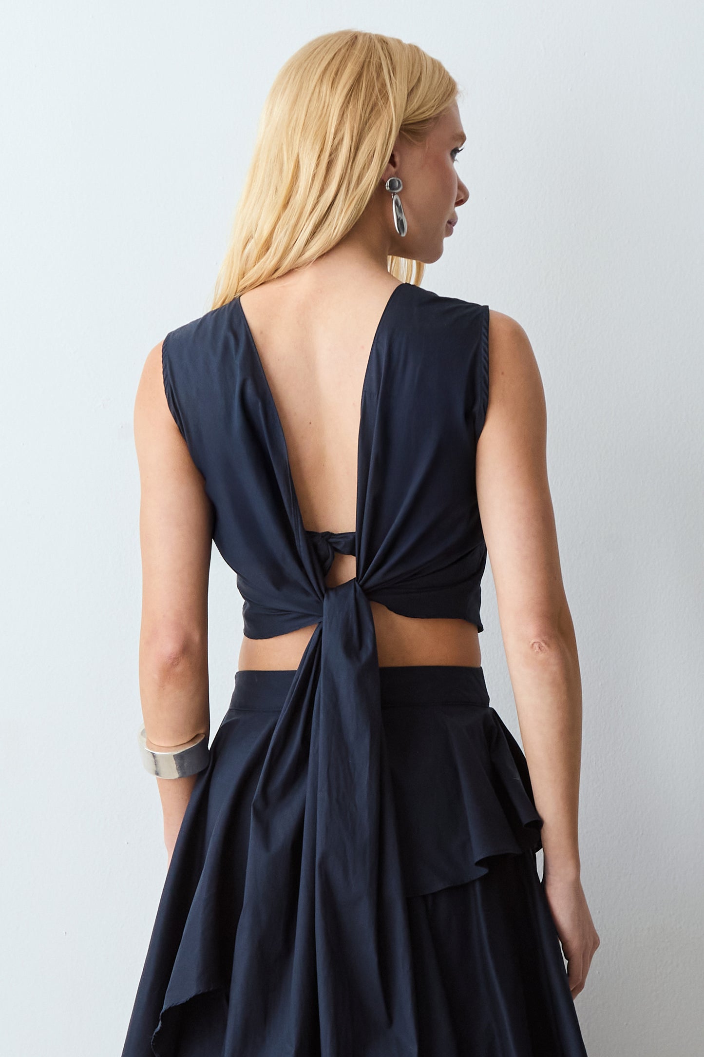 BLUSA SEM MANGA COM AMARRACAO COSTAS AZUL MARINHO